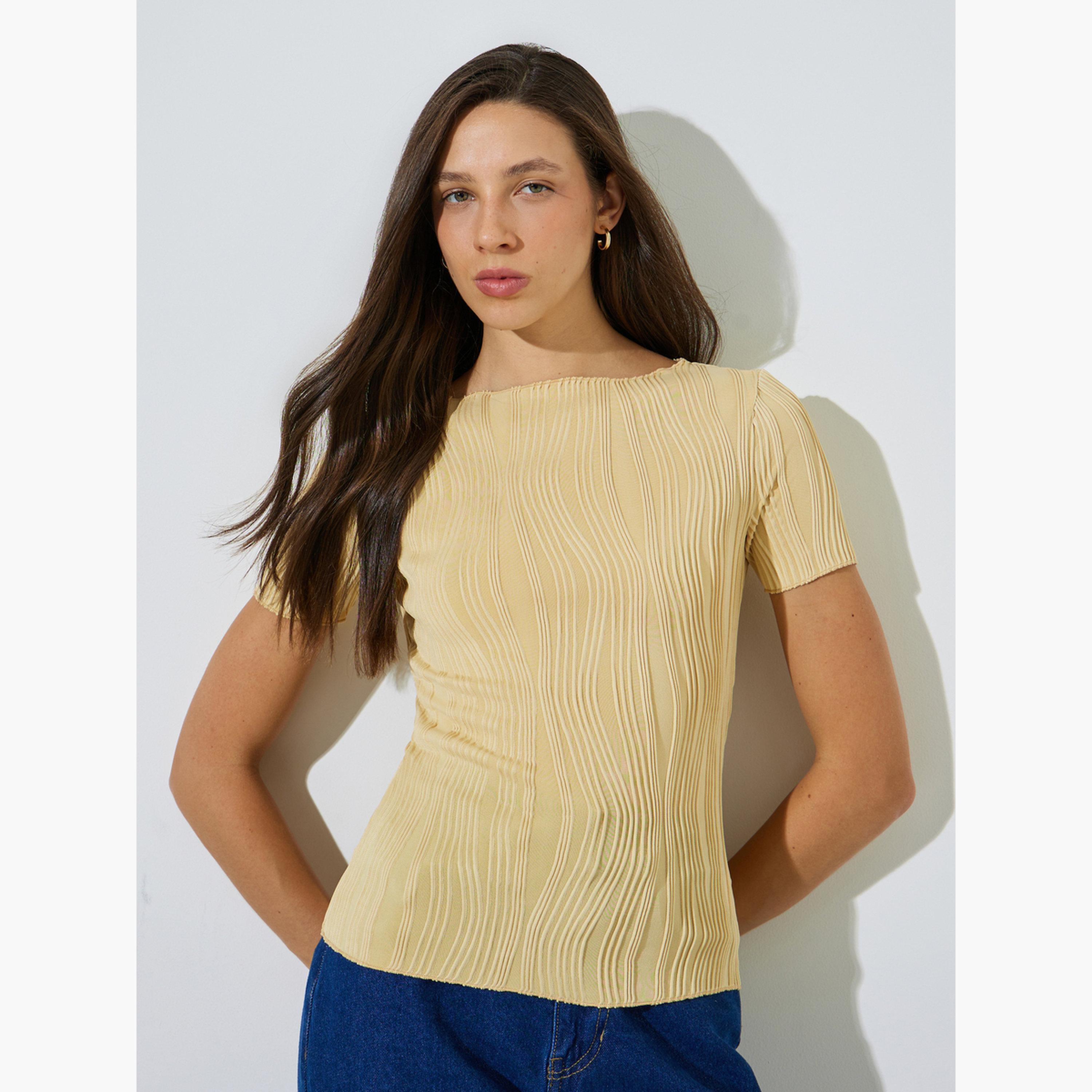 بلوزة محبوكة أكمام قصيرة وتفاصيل بارزة الملمس-women-clothing-shirtsandblouses-blouses-image-1