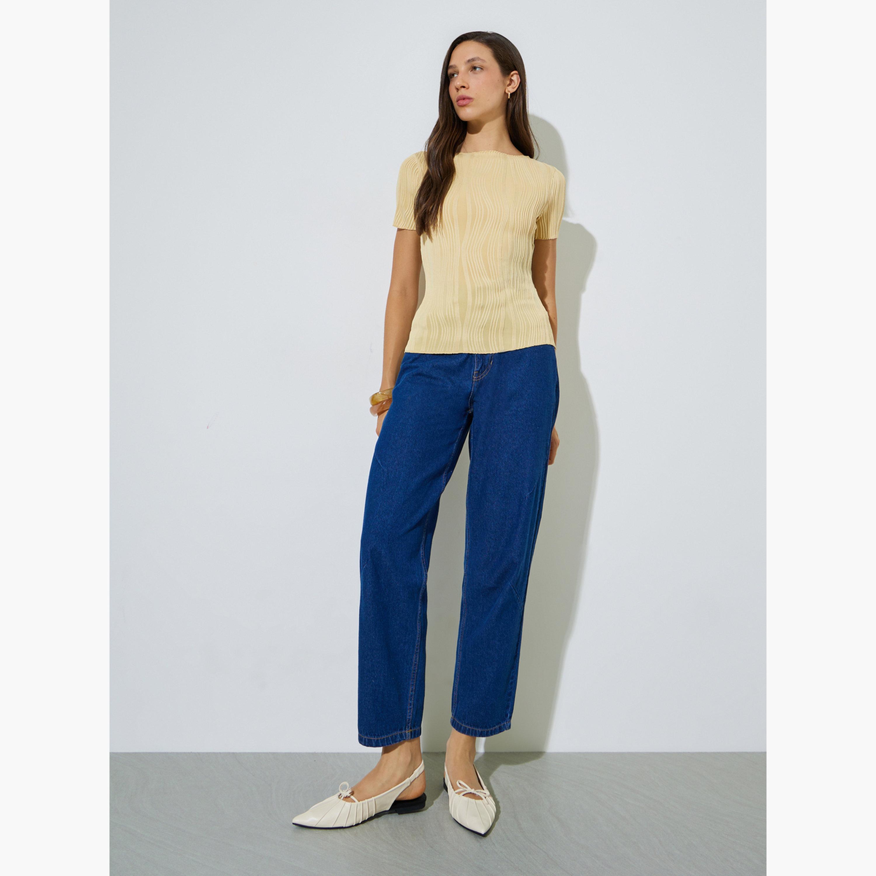بلوزة محبوكة أكمام قصيرة وتفاصيل بارزة الملمس-women-clothing-shirtsandblouses-blouses-image-2