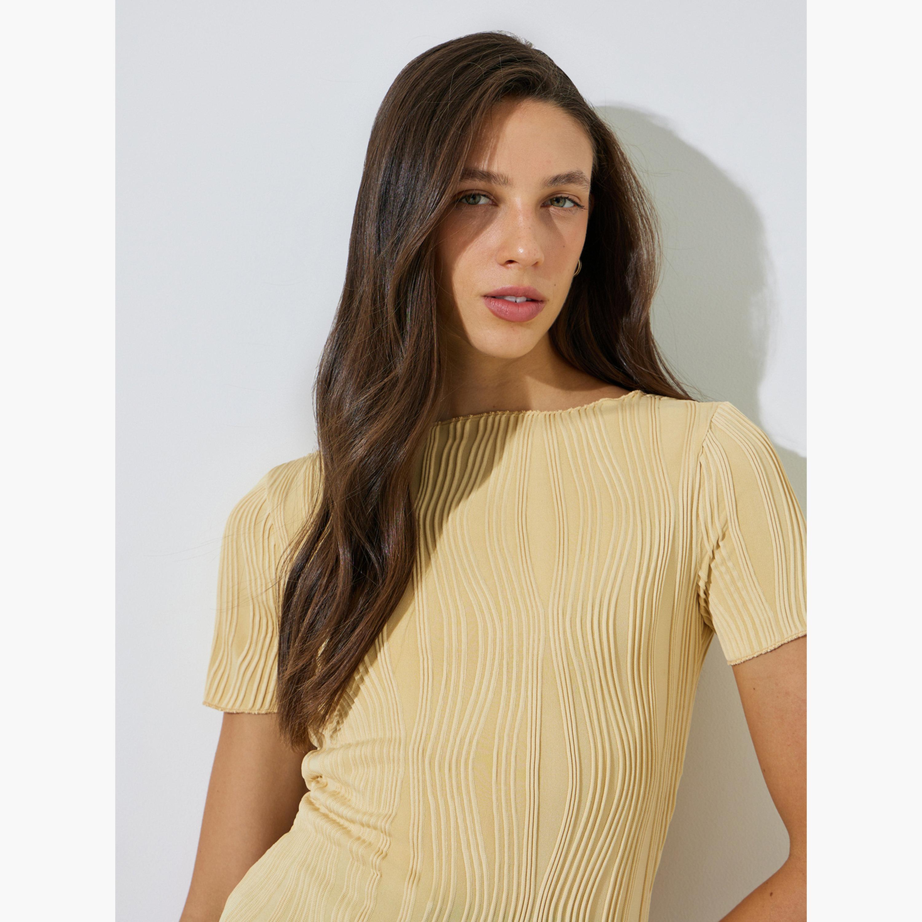 بلوزة محبوكة أكمام قصيرة وتفاصيل بارزة الملمس-women-clothing-shirtsandblouses-blouses-image-3