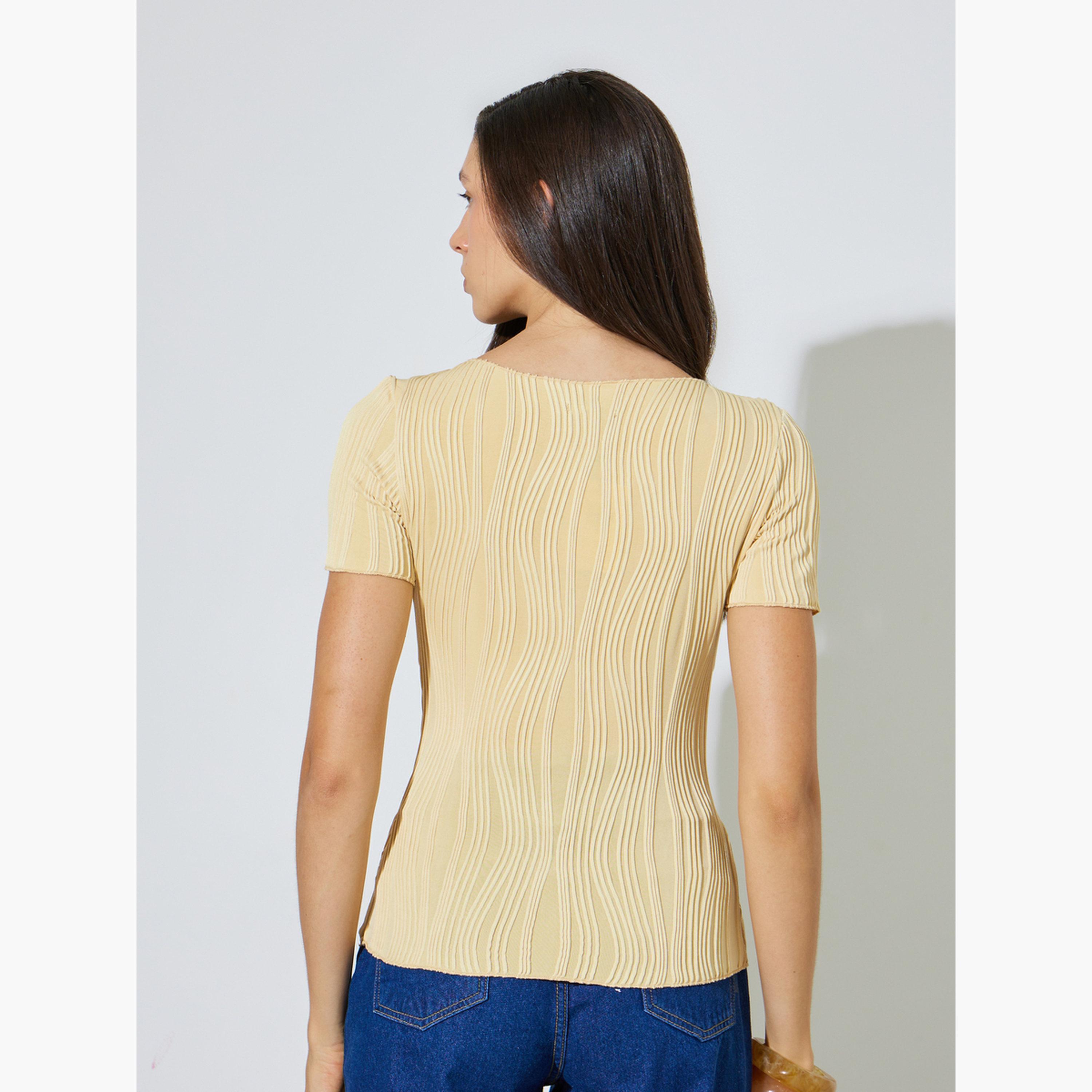 بلوزة محبوكة أكمام قصيرة وتفاصيل بارزة الملمس-women-clothing-shirtsandblouses-blouses-image-4