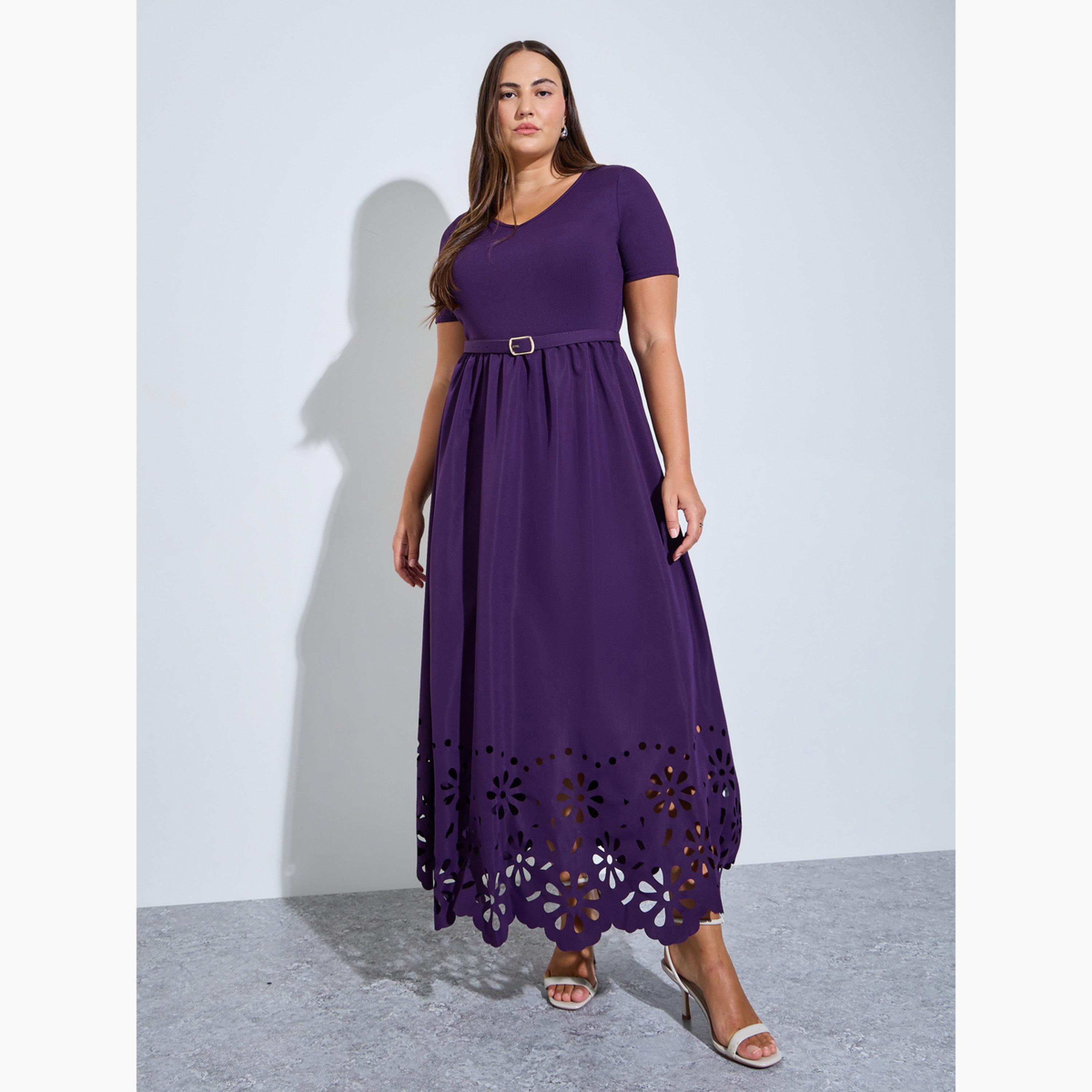 فستان طويل بحافة مفرغة وواسعة مع حزام بمقاس كبير-women-clothing-dresses-image-1
