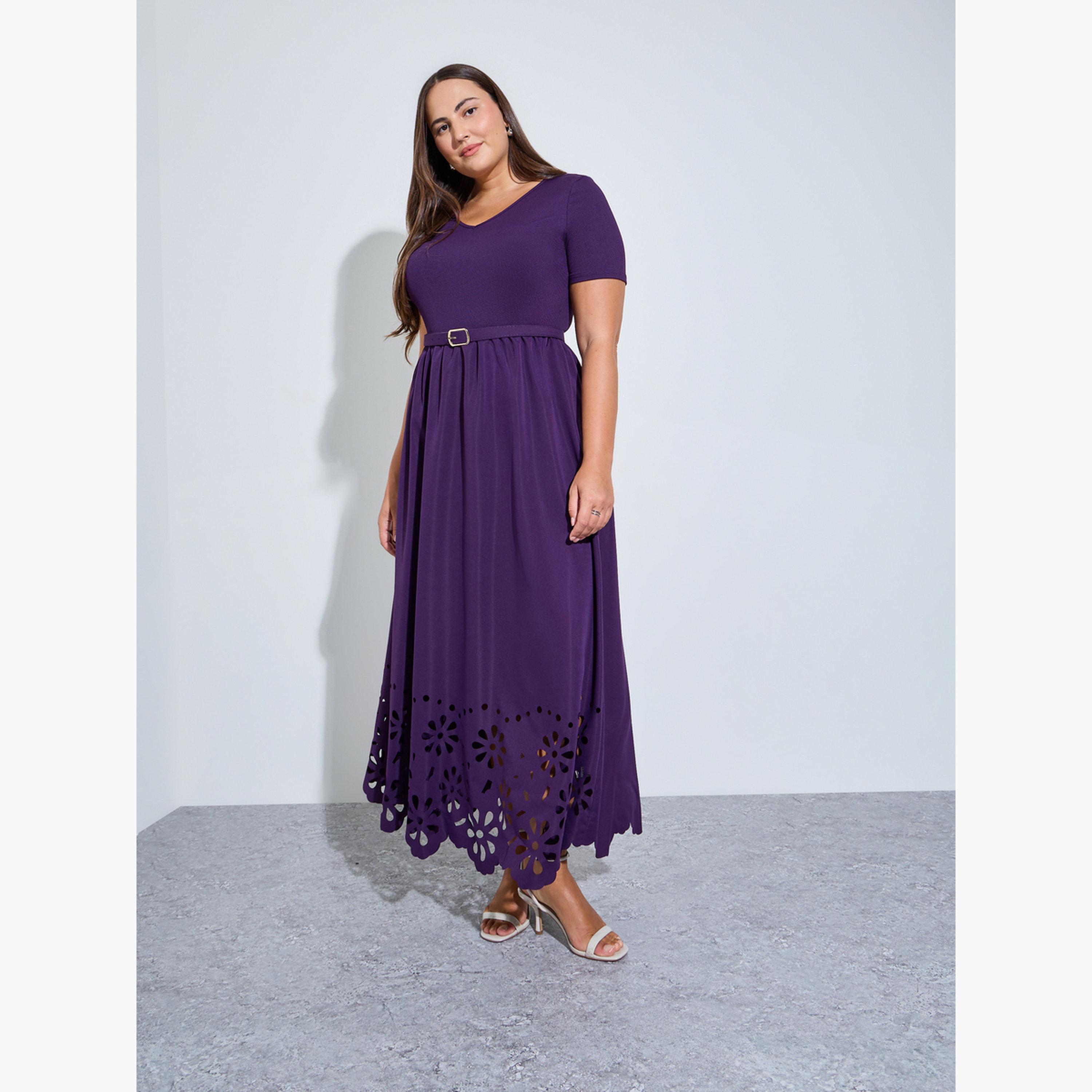 فستان طويل بحافة مفرغة وواسعة مع حزام بمقاس كبير-women-clothing-dresses-image-3