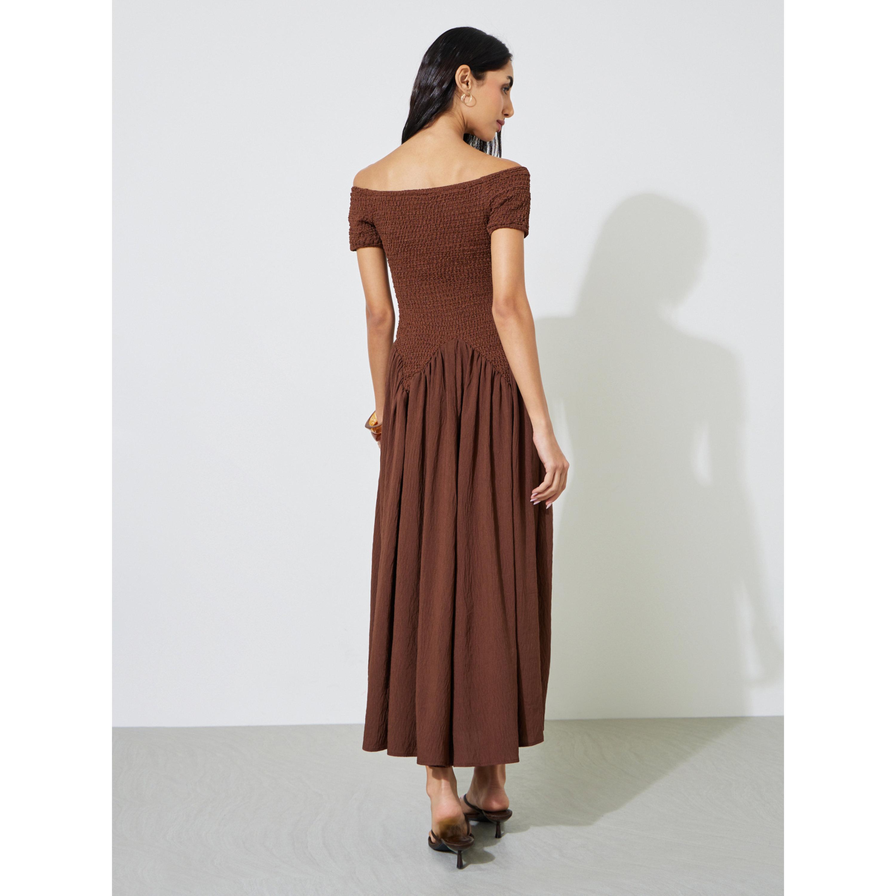 فستان طويل بحافة واسعة بكشكش وأكتاف مكشوفة سادة-women-clothing-dresses-image-4