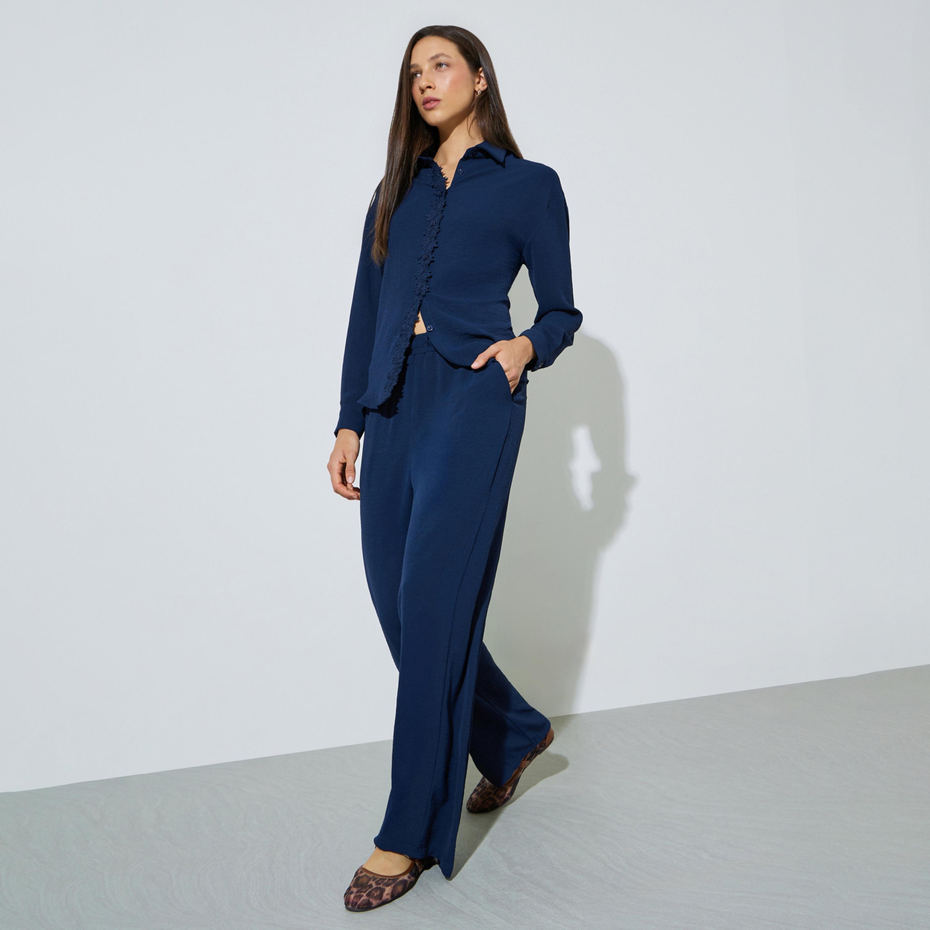 ستايلي - طقم قميص أزرق داكن سادة بتفاصيل دانتيل وبنطال واسع الساقين-women-clothing-coordsets-image-1