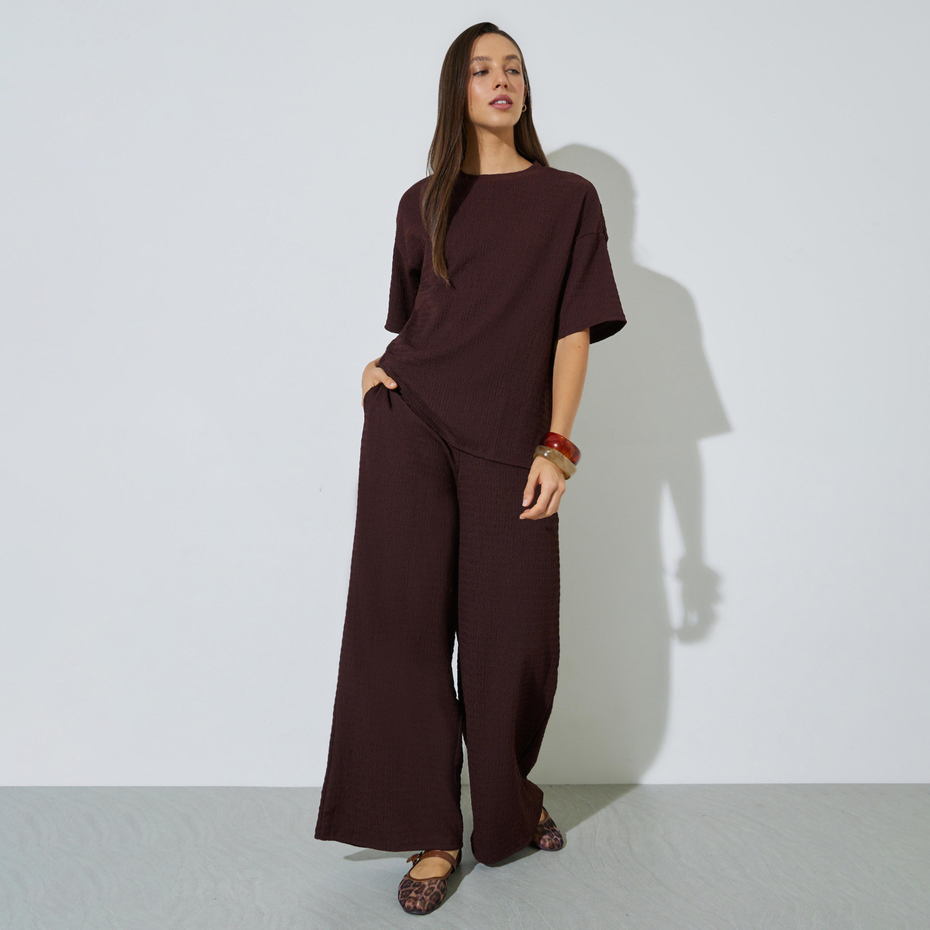 طقم منسق من بنطال بأرجل واسعة وبلوزة بتفاصيل بارزة الملمس-women-clothing-coordsets-image-1