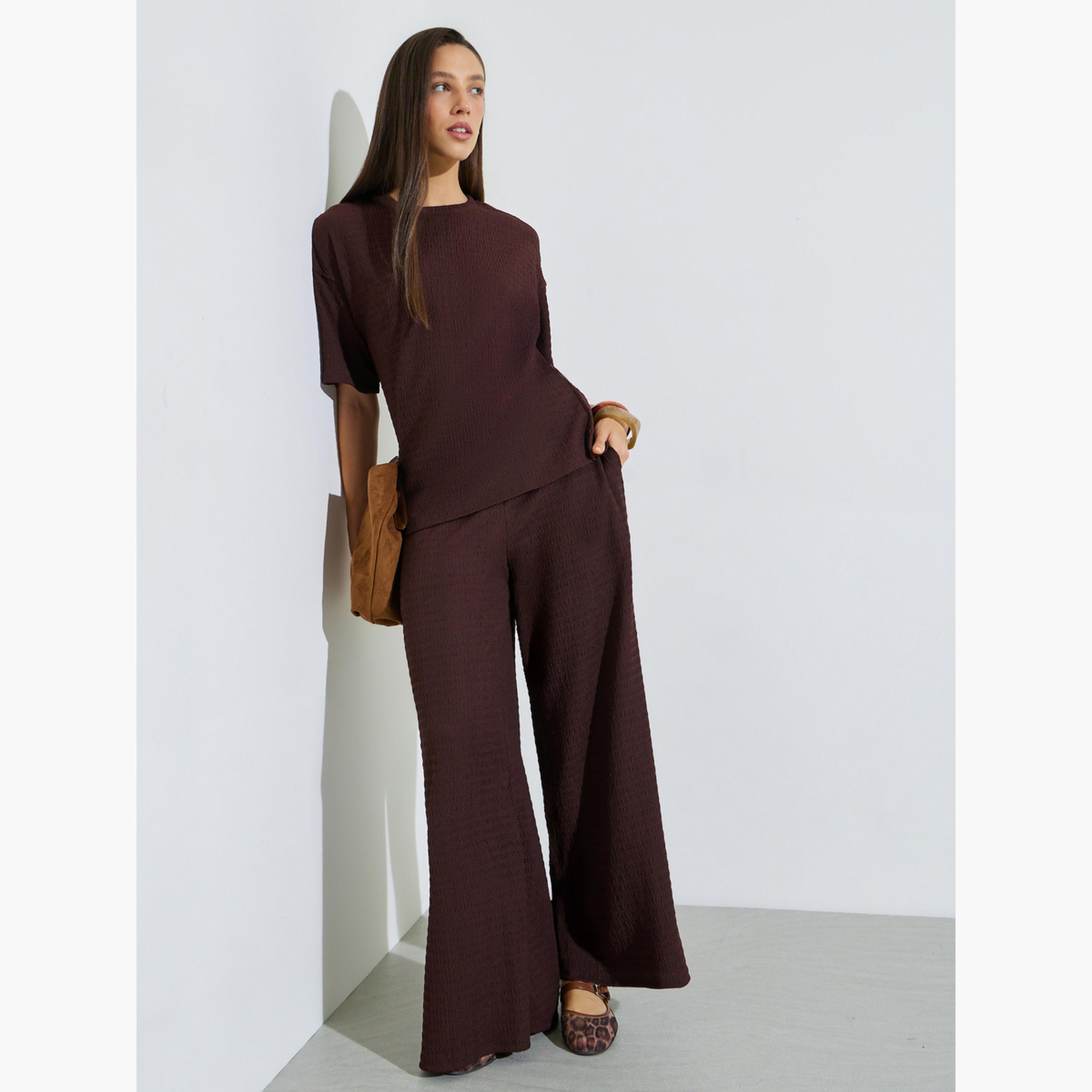 طقم منسق من بنطال بأرجل واسعة وبلوزة بتفاصيل بارزة الملمس-women-clothing-coordsets-image-3