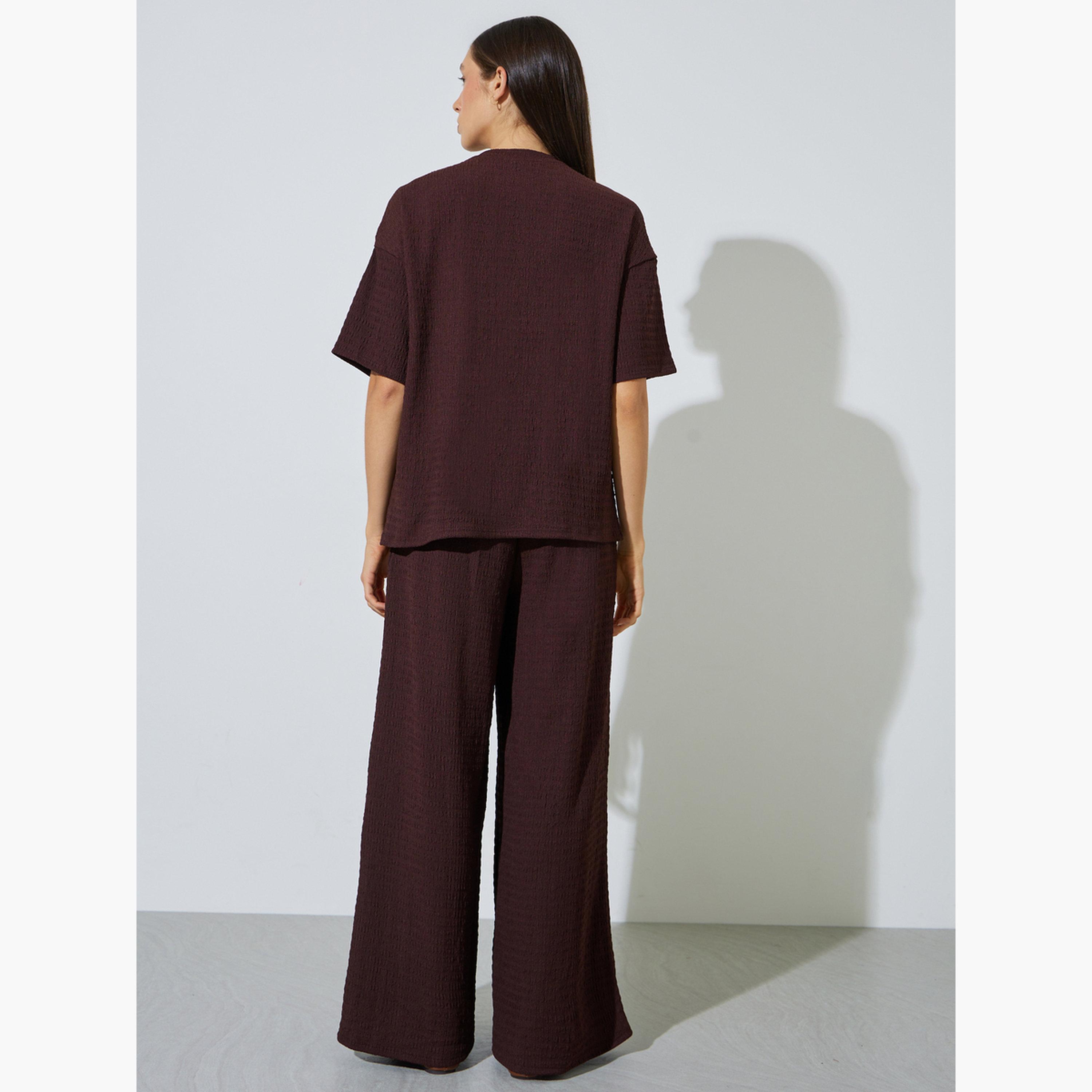 طقم منسق من بنطال بأرجل واسعة وبلوزة بتفاصيل بارزة الملمس-women-clothing-coordsets-image-4