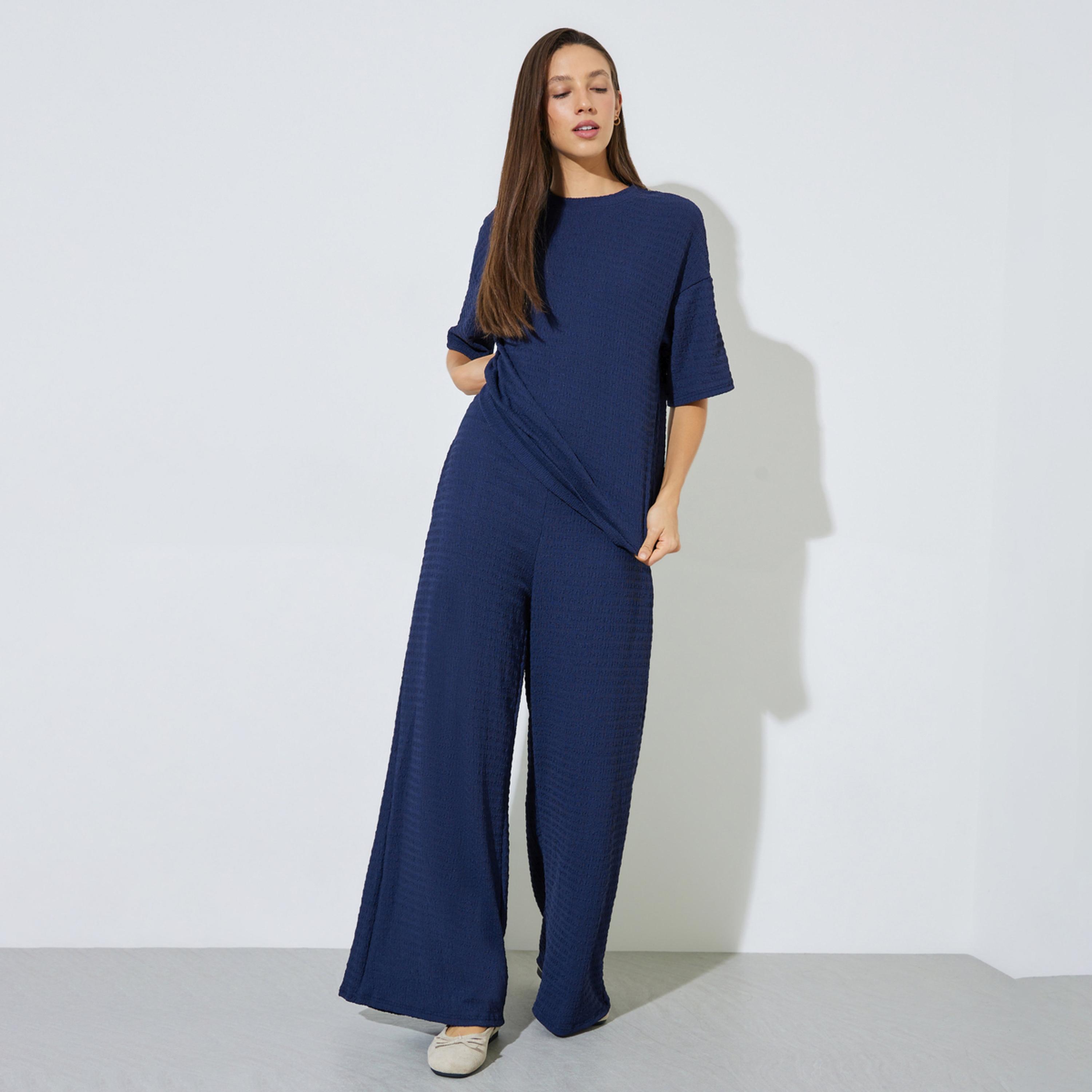 طقم منسق من بنطال بأرجل واسعة وبلوزة بتفاصيل بارزة الملمس-women-clothing-coordsets-image-1