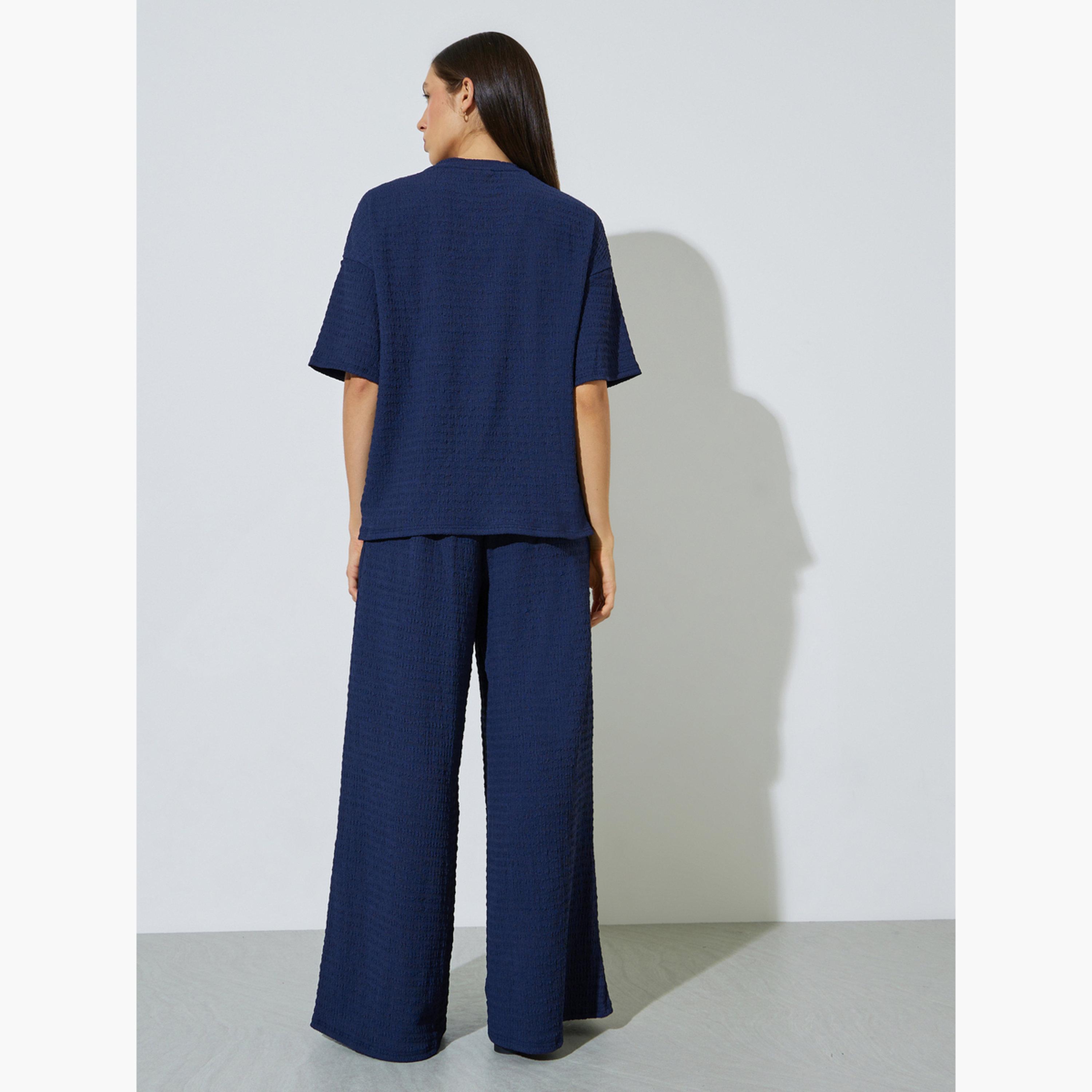 طقم منسق من بنطال بأرجل واسعة وبلوزة بتفاصيل بارزة الملمس-women-clothing-coordsets-image-4