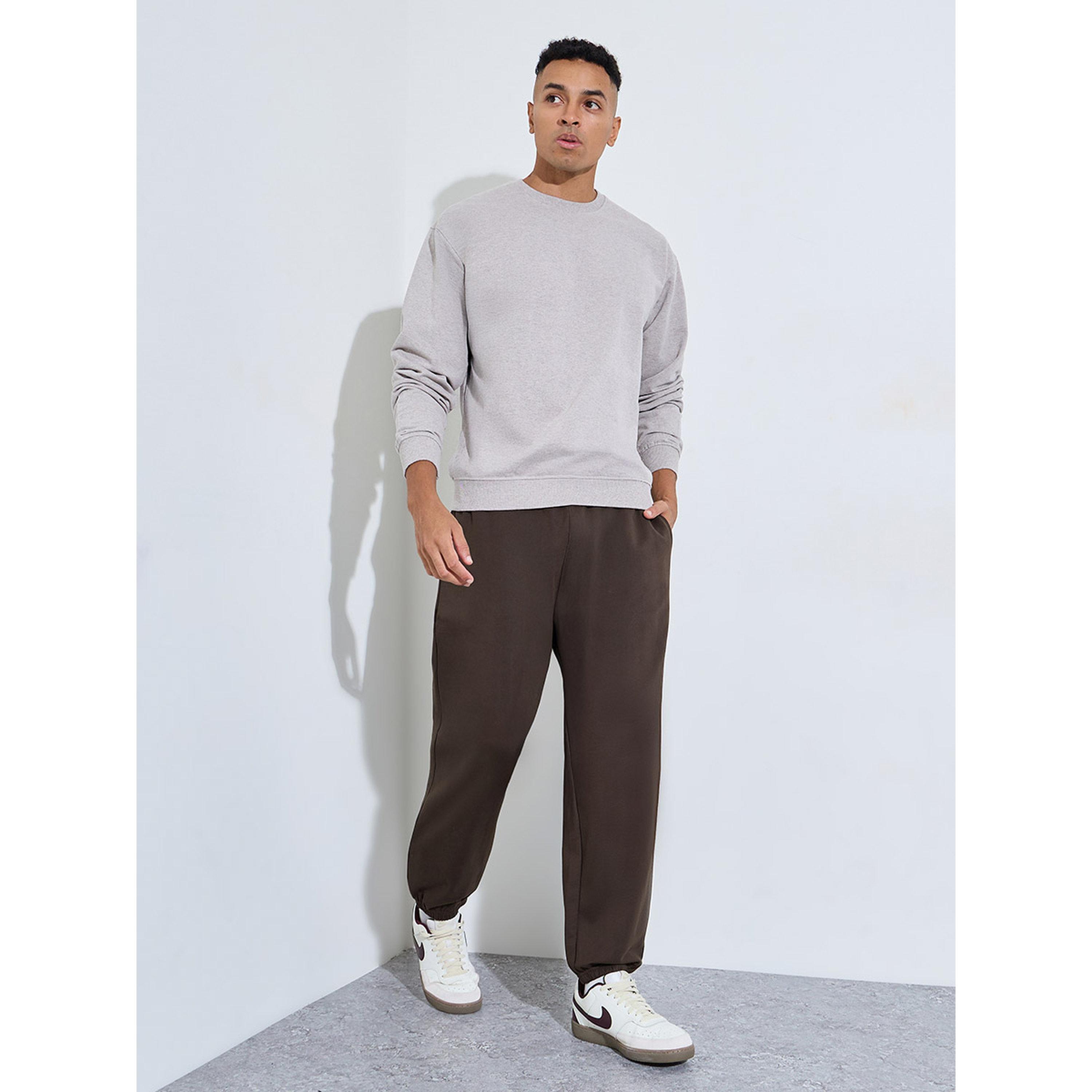 جوغر بقصة مريحة وحافة مطاطية بلون سادة-men-clothing-joggers-image-2
