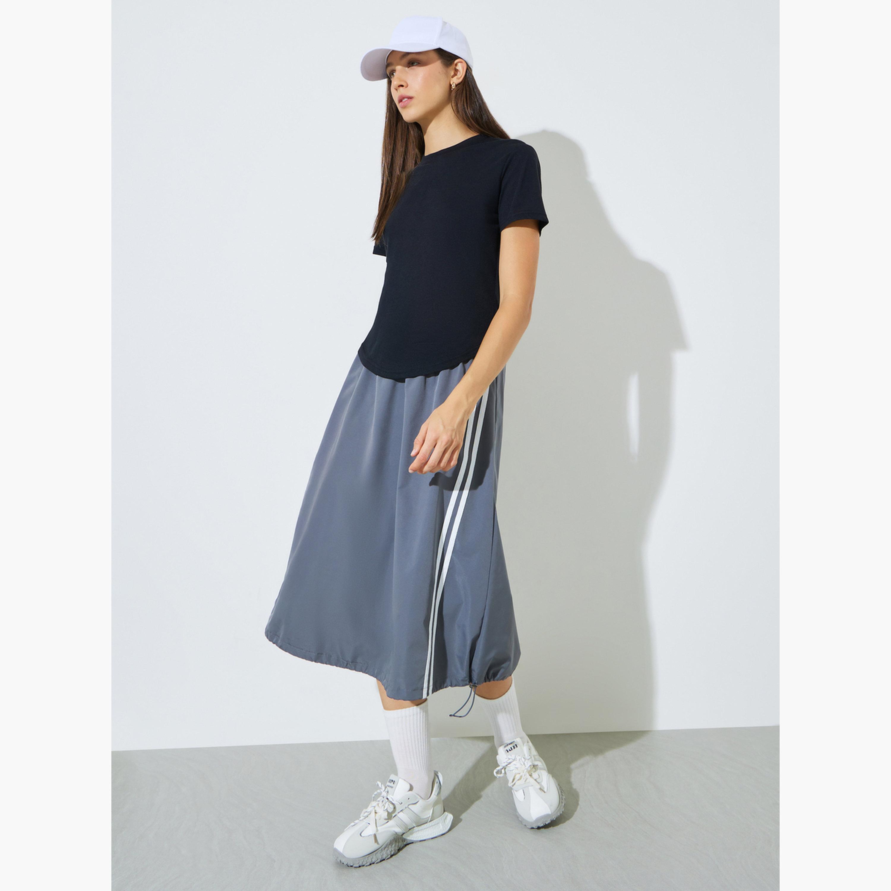 تيشيرت بقصة عادية وحافة منحنية-women-clothing-tshirts-image-2