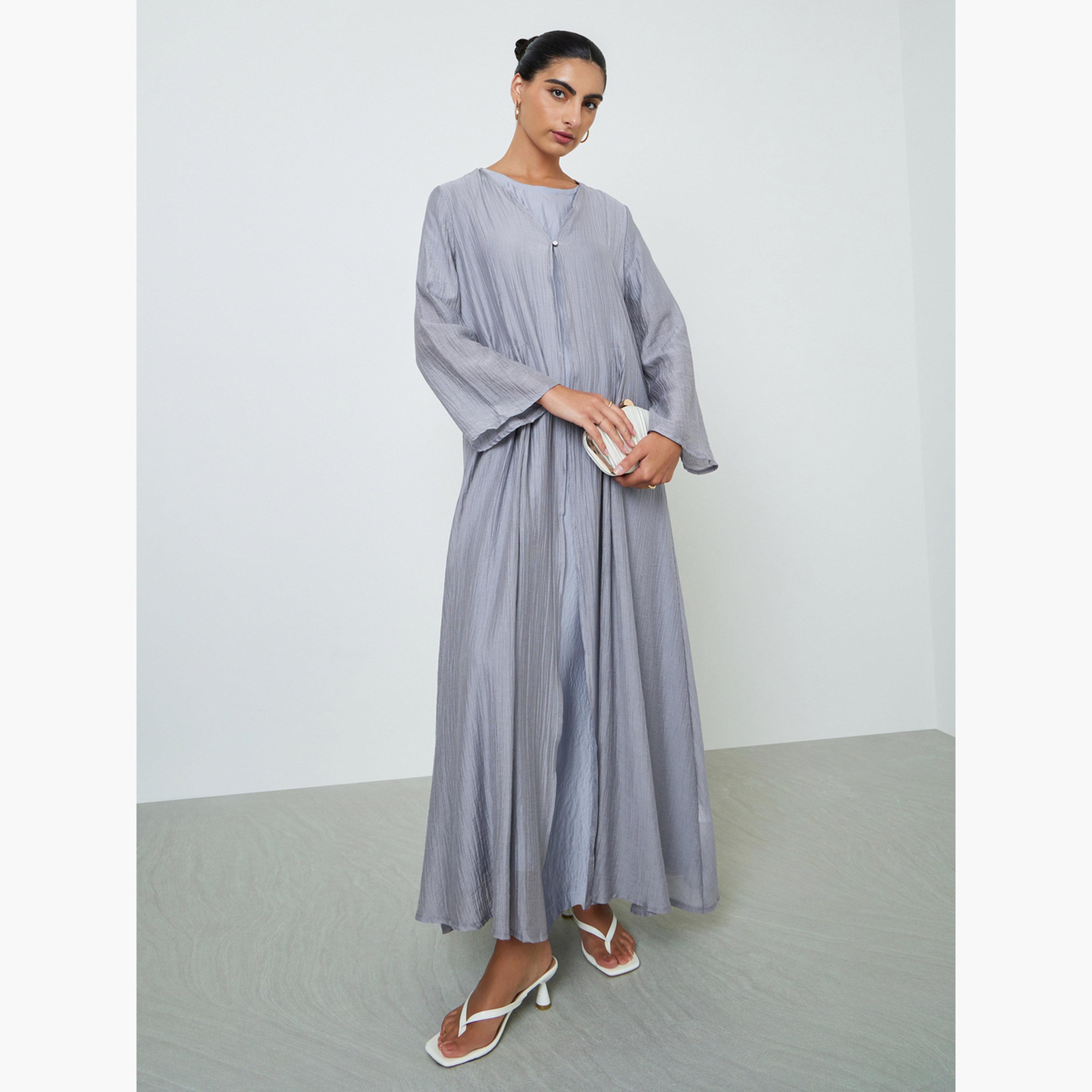 عباية بتفاصيل بارزة الملمس وأزرار لؤلؤ باللون الرمادي-women-arabicclothing-abayas-image-1