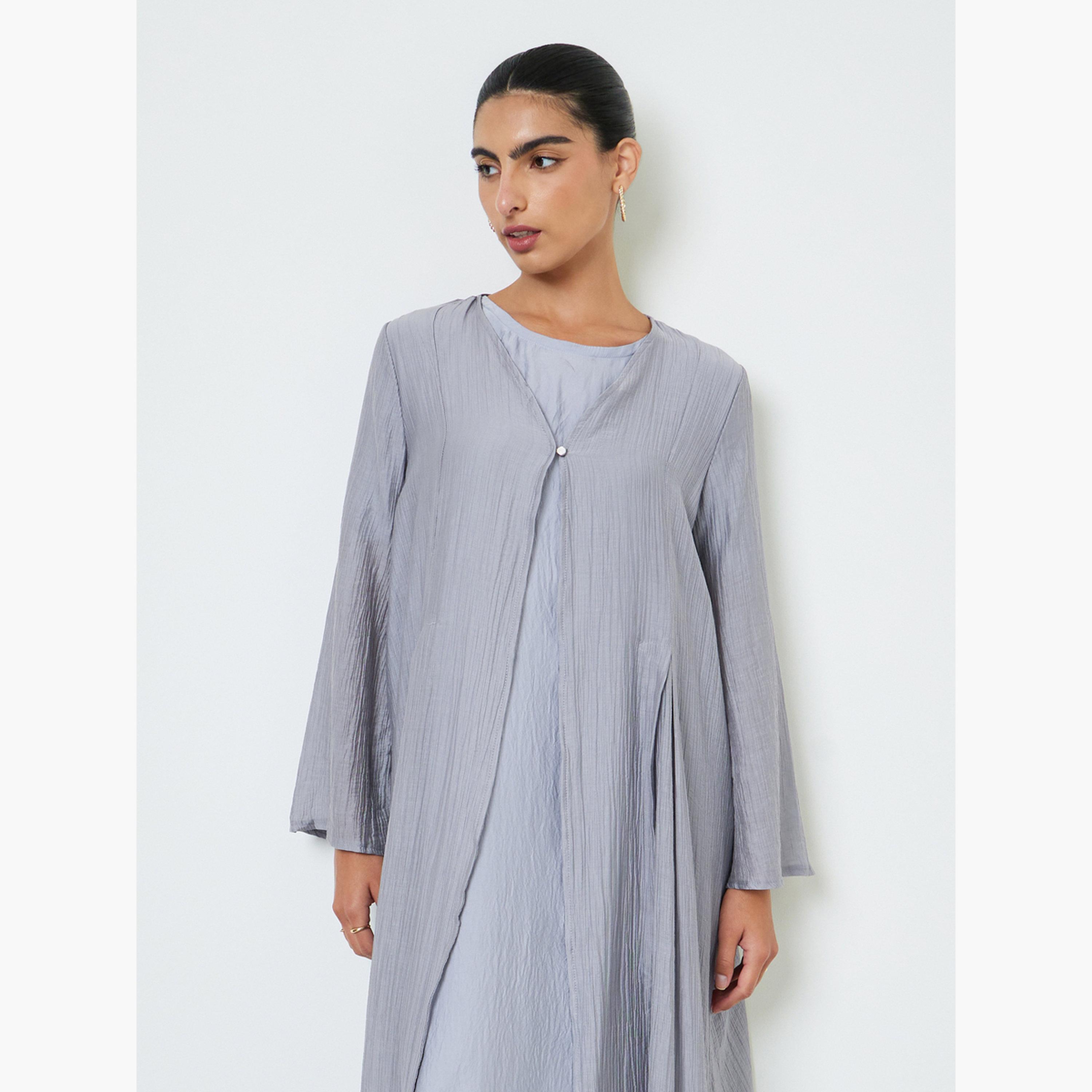 عباية بتفاصيل بارزة الملمس وأزرار لؤلؤ باللون الرمادي-women-arabicclothing-abayas-image-2