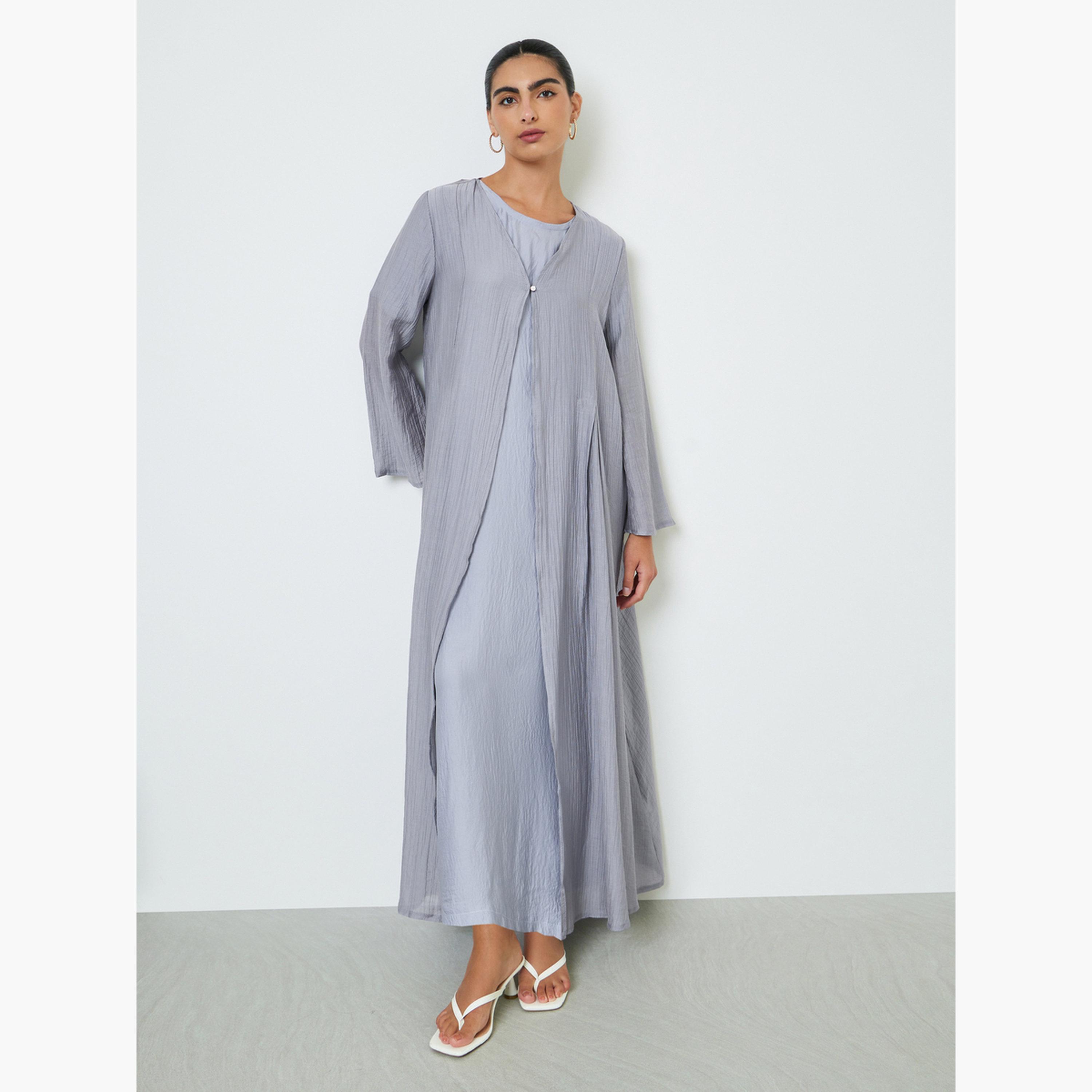 عباية بتفاصيل بارزة الملمس وأزرار لؤلؤ باللون الرمادي-women-arabicclothing-abayas-image-3