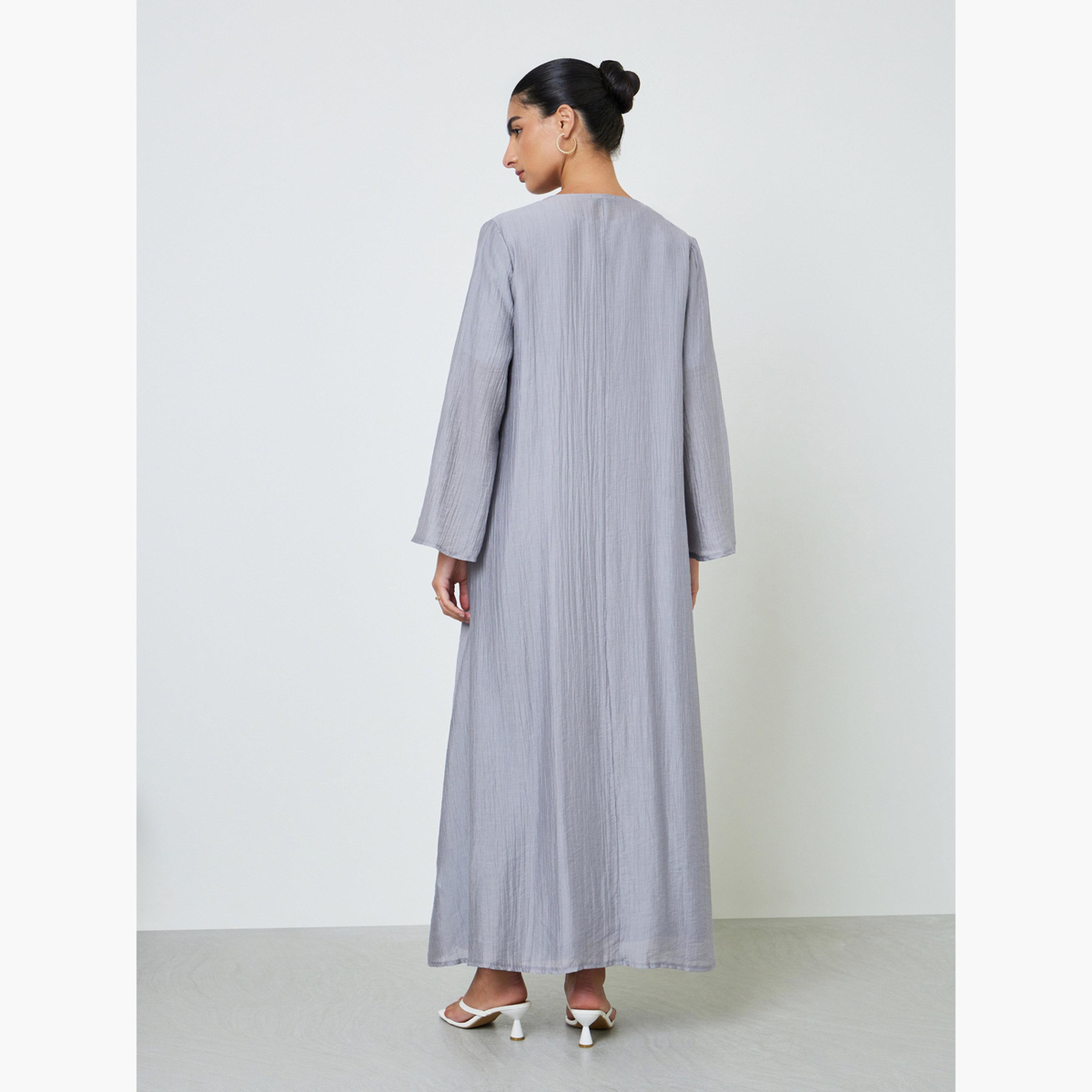 عباية بتفاصيل بارزة الملمس وأزرار لؤلؤ باللون الرمادي-women-arabicclothing-abayas-image-4