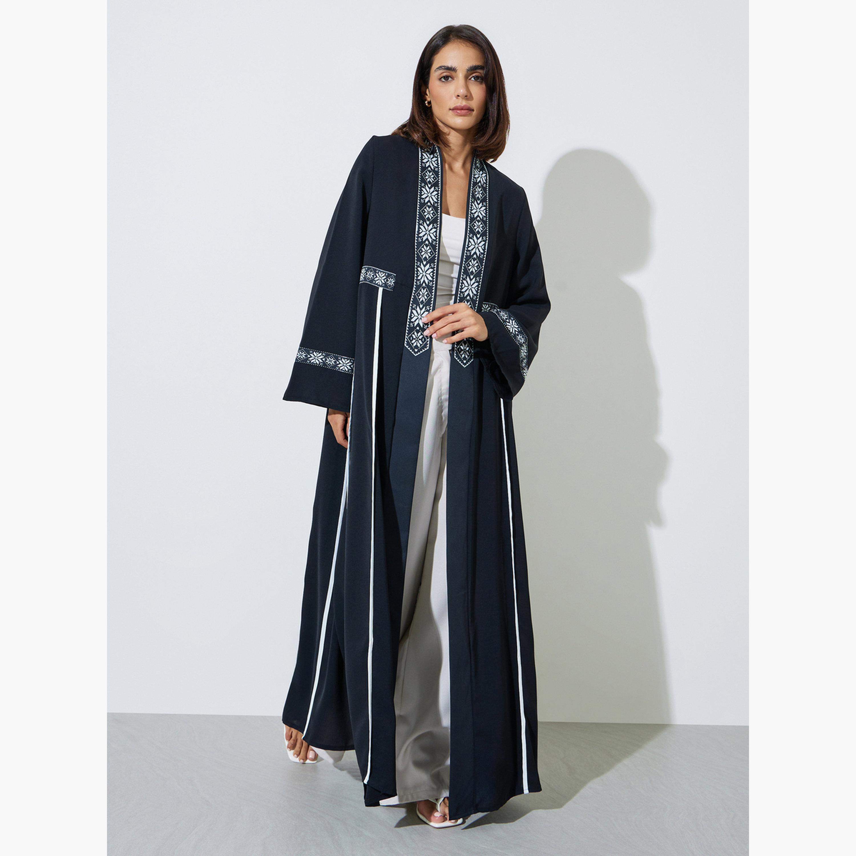 اميرة × ستايلي - عباءة مطرزة باللون الأسود مع حواف متباينة-women-arabicclothing-abayas-image-1