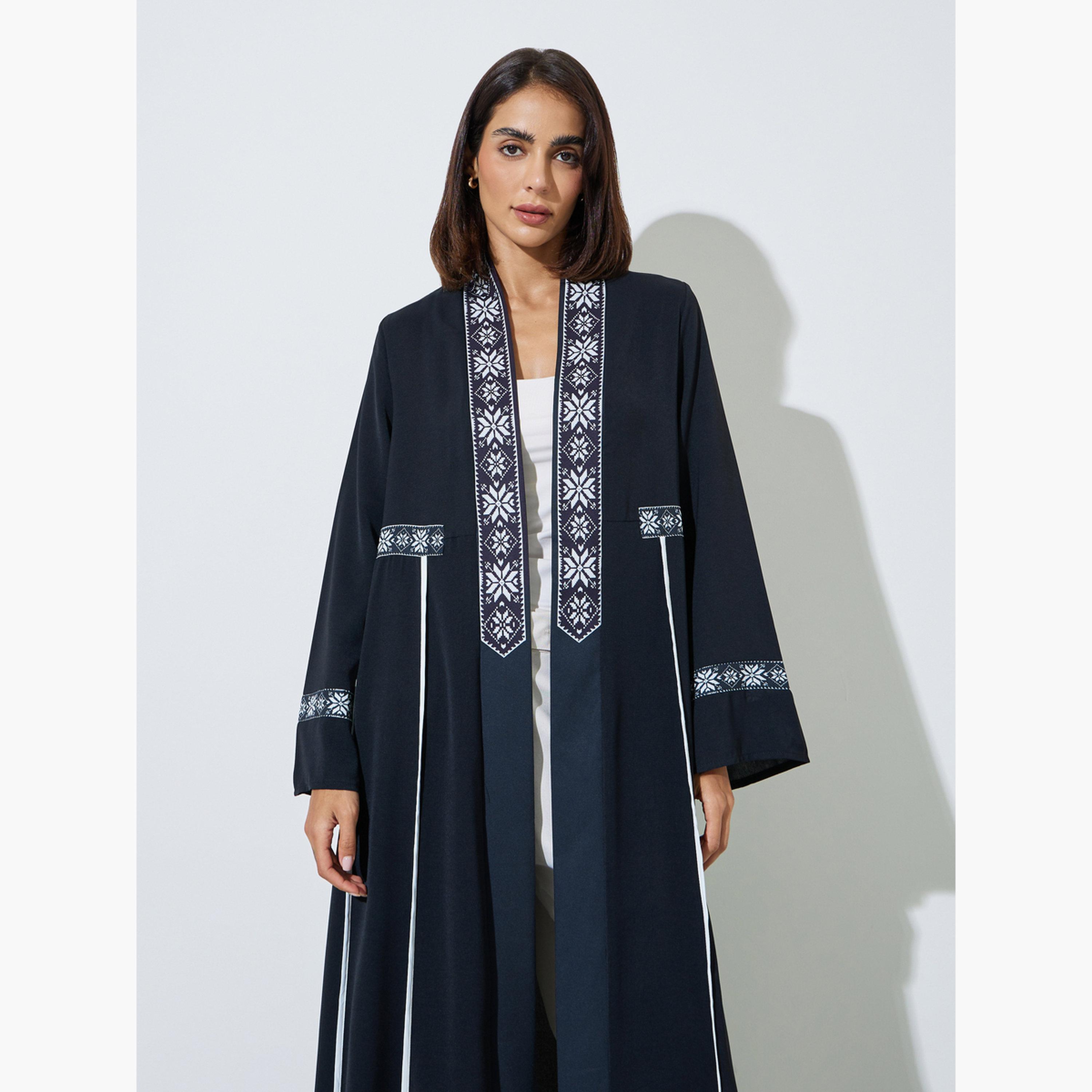 اميرة × ستايلي - عباءة مطرزة باللون الأسود مع حواف متباينة-women-arabicclothing-abayas-image-2