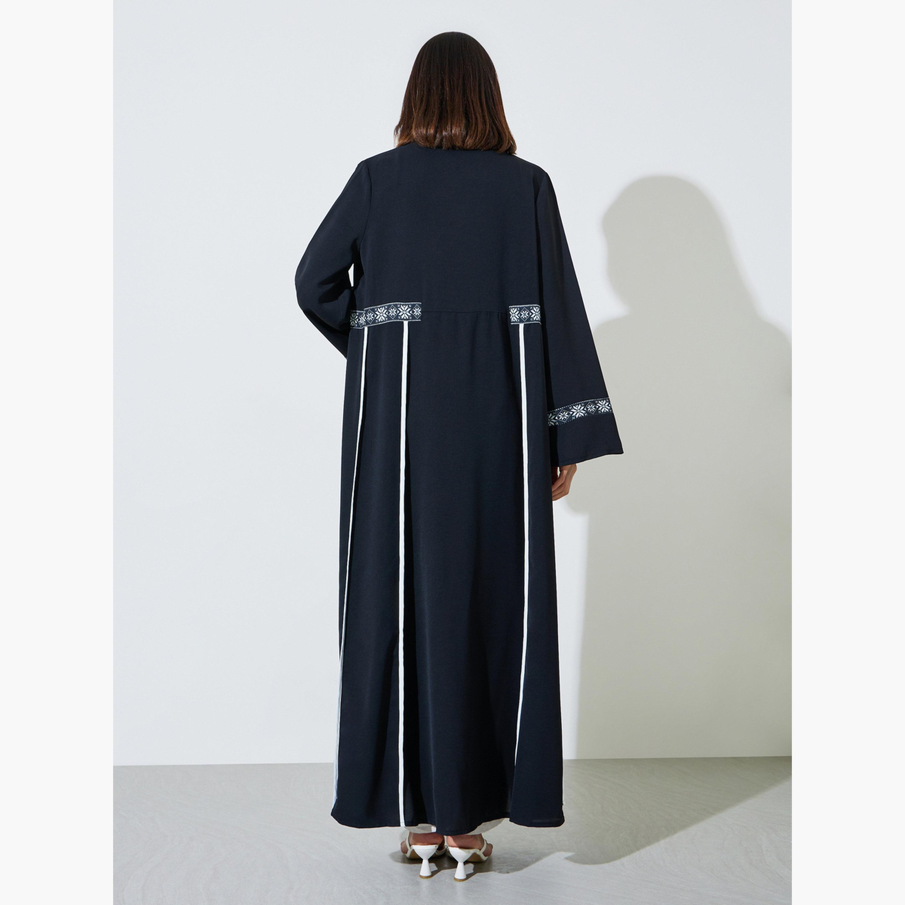 اميرة × ستايلي - عباءة مطرزة باللون الأسود مع حواف متباينة-women-arabicclothing-abayas-image-3