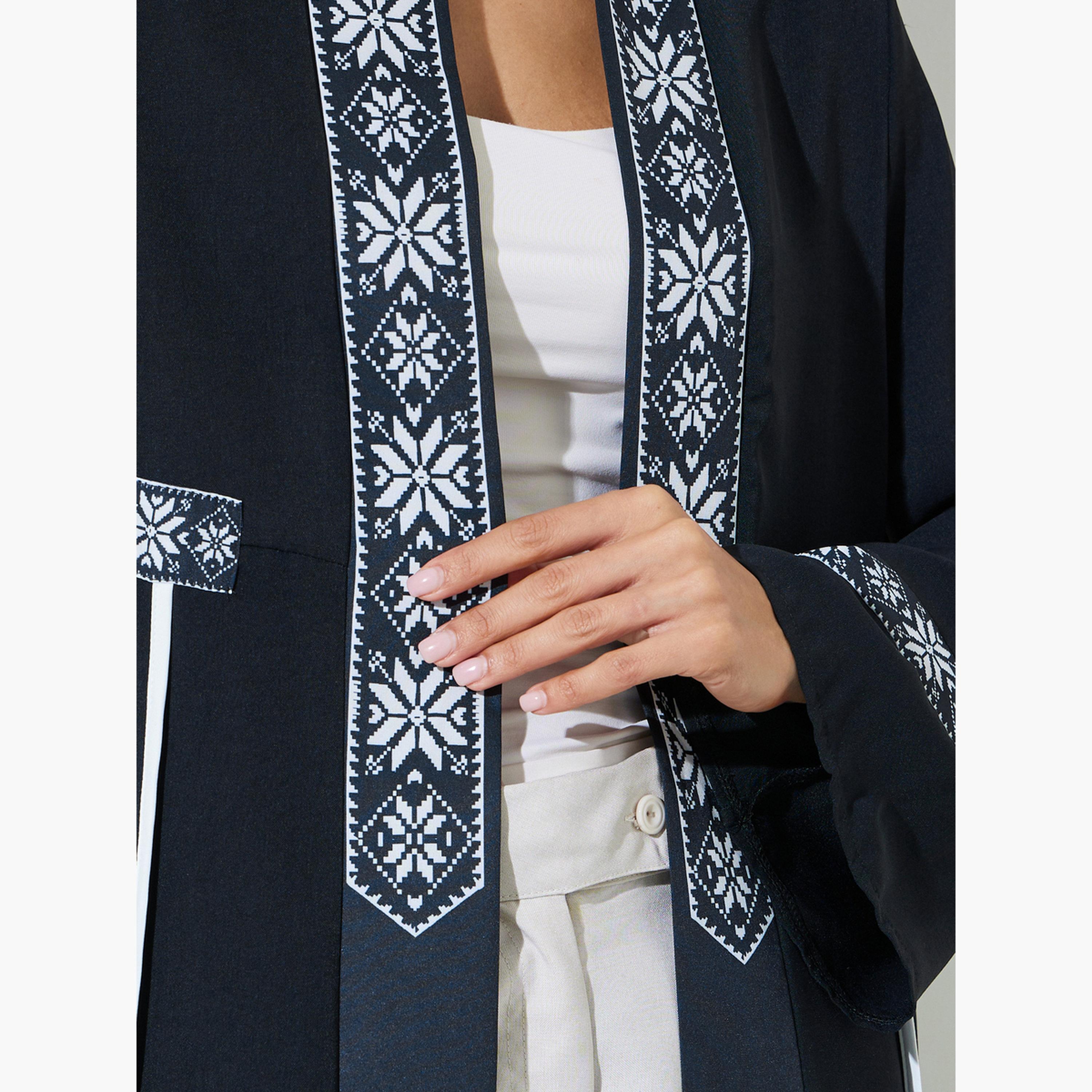 اميرة × ستايلي - عباءة مطرزة باللون الأسود مع حواف متباينة-women-arabicclothing-abayas-image-4