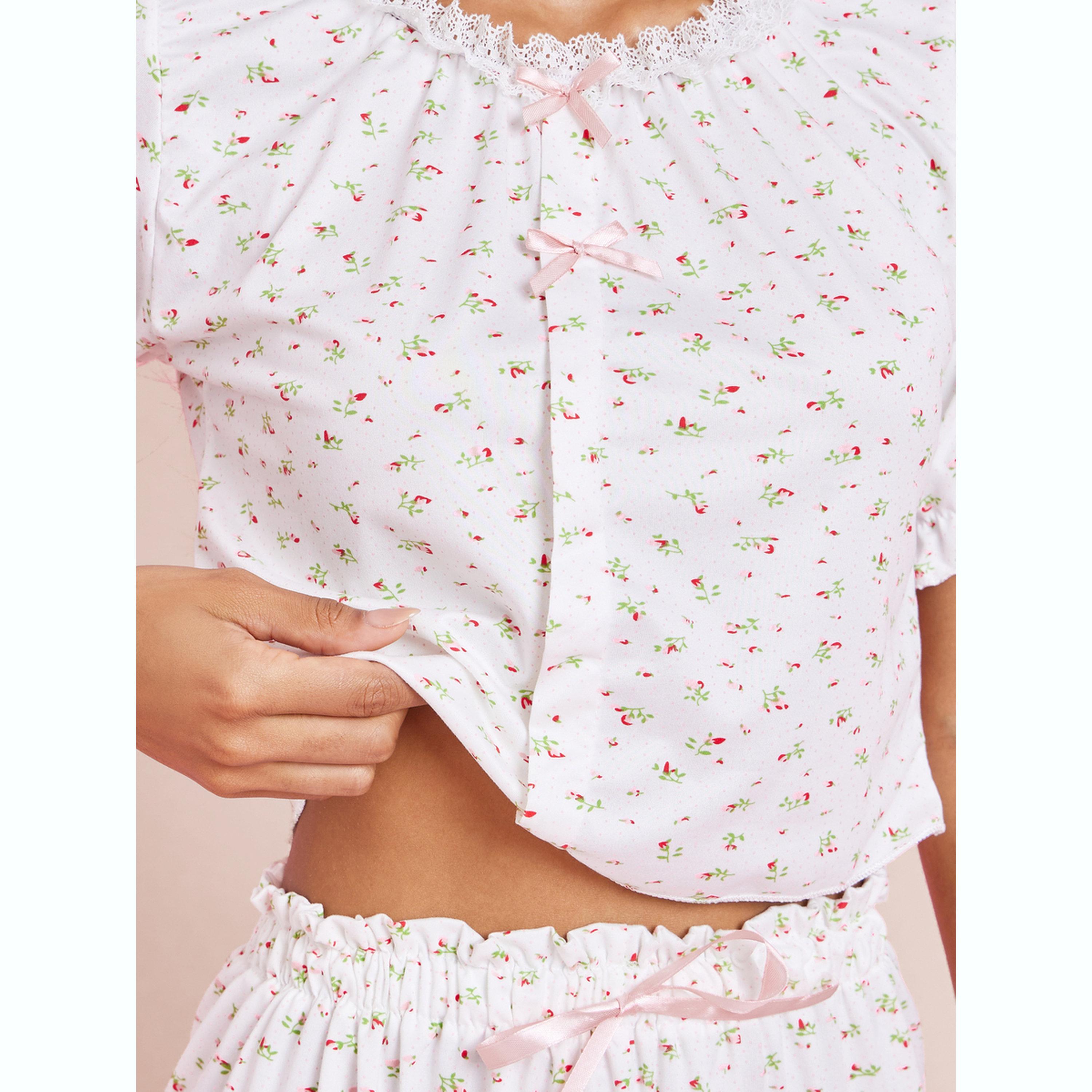 مجموعة من شورت وبلوزة بتفاصيل دانتيل وطبعة زهور-women-clothing-nightwear-pyjamas-shortsets-image-6