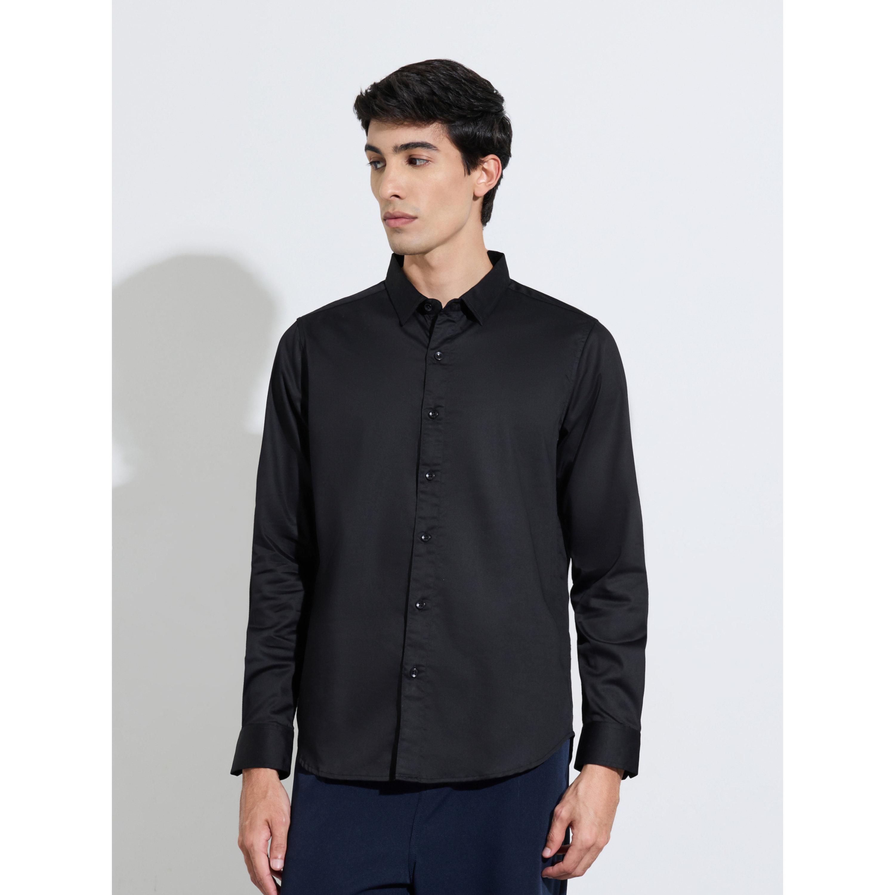 قميص ساتان سادة بقصة سليم فت وأكمام طويلة باللون الأسود-men-clothing-shirts-image-1