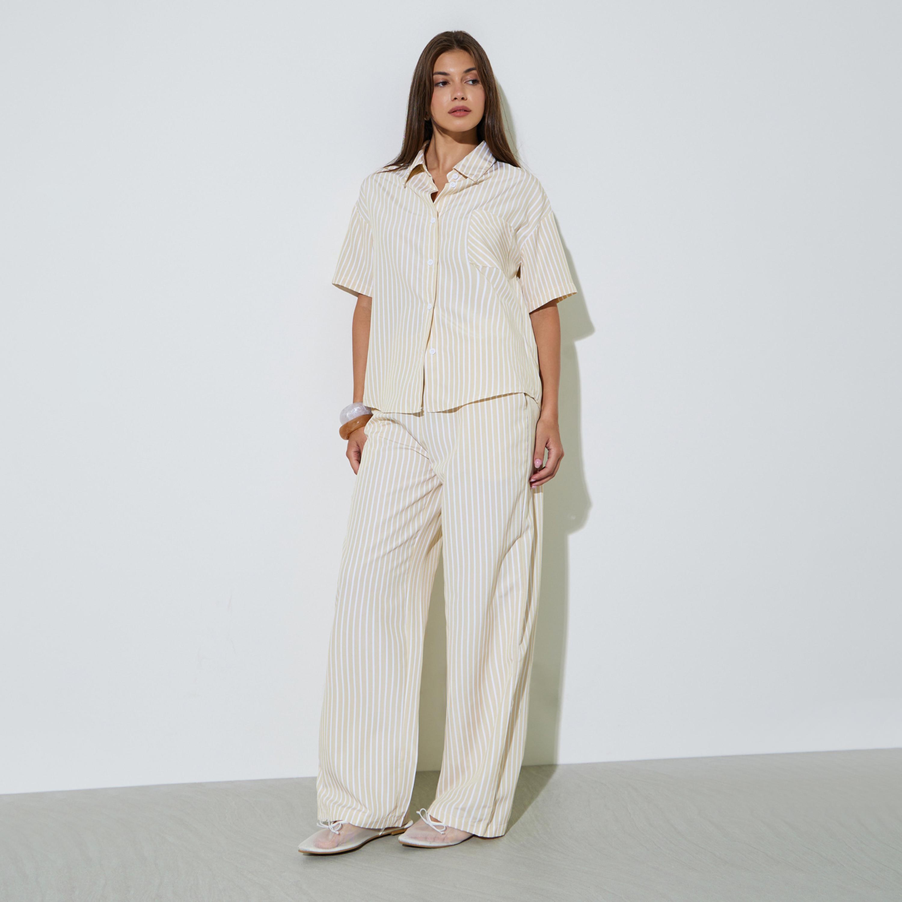 مجموعة من بنطال بأرجل واسعة وبلوزة مخططة بأكمام قصيرة-women-clothing-coordsets-image-1