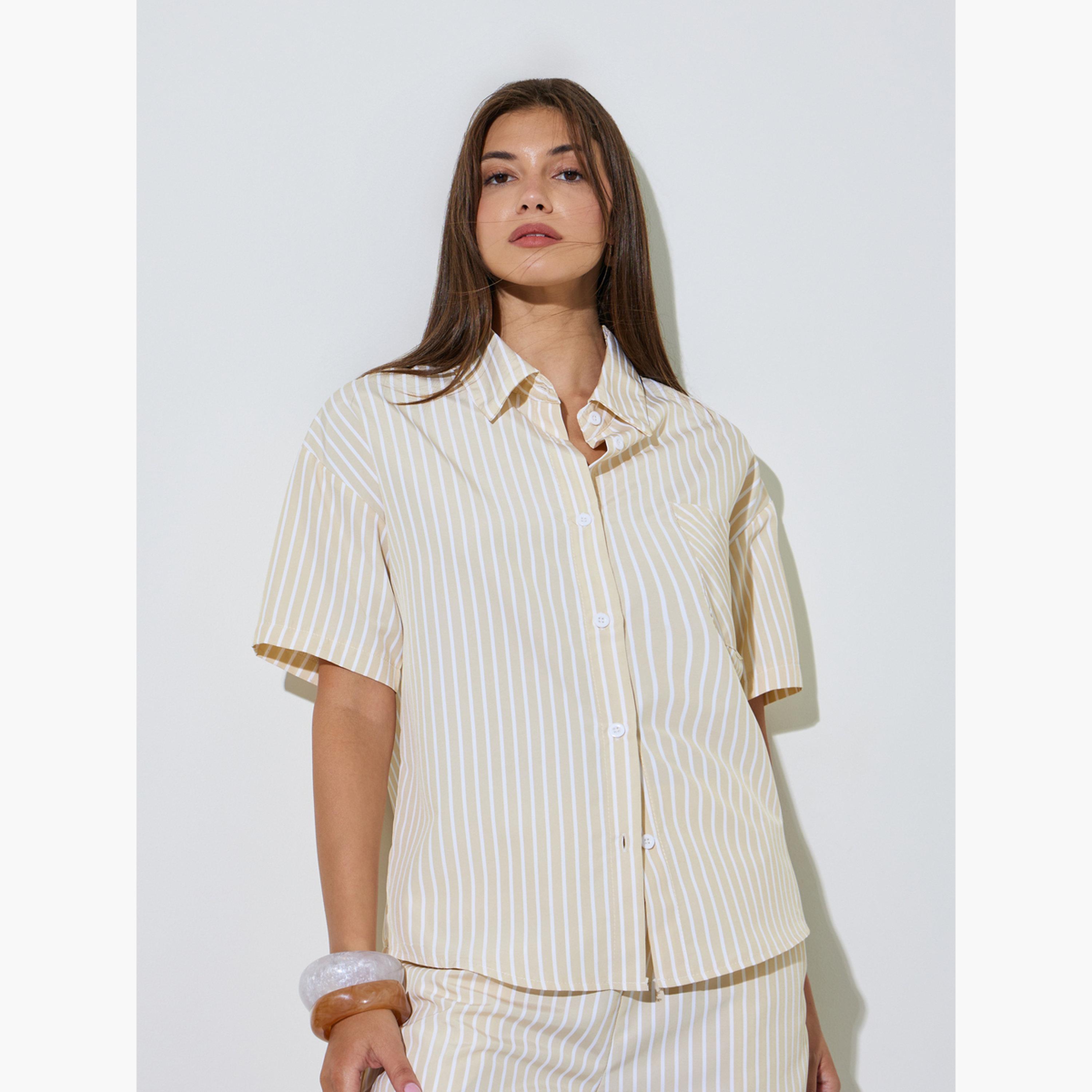 مجموعة من بنطال بأرجل واسعة وبلوزة مخططة بأكمام قصيرة-women-clothing-coordsets-image-3