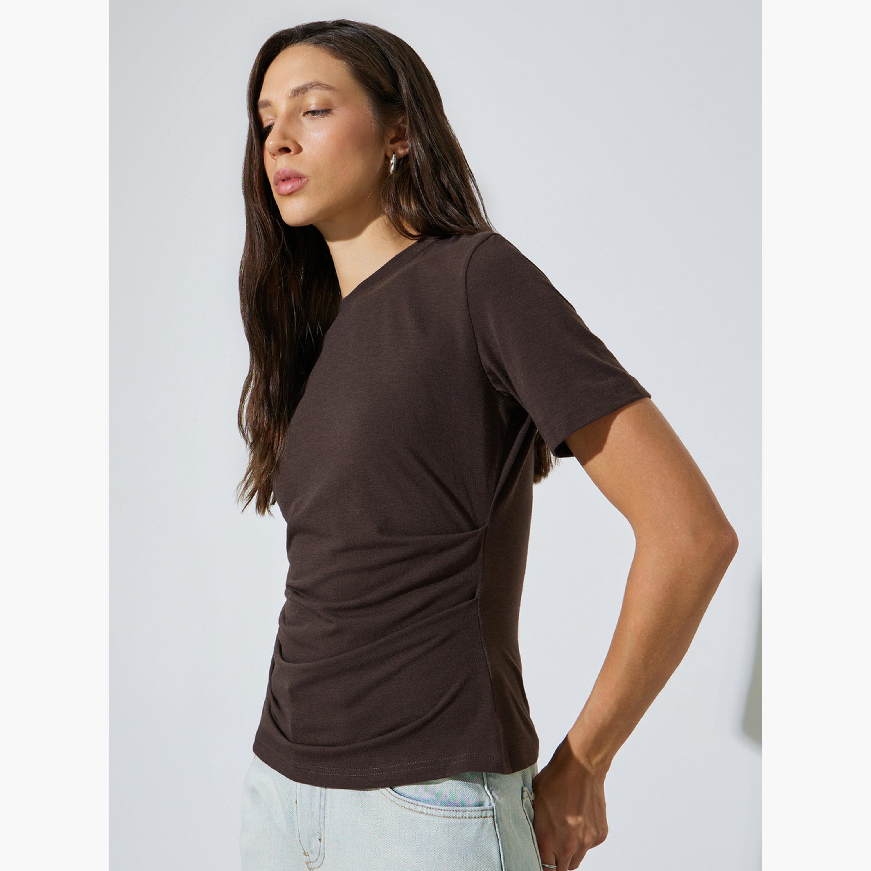 تيشيرت بقصة ضيقة وتفاصيل مزمومة-women-clothing-tshirts-image-3
