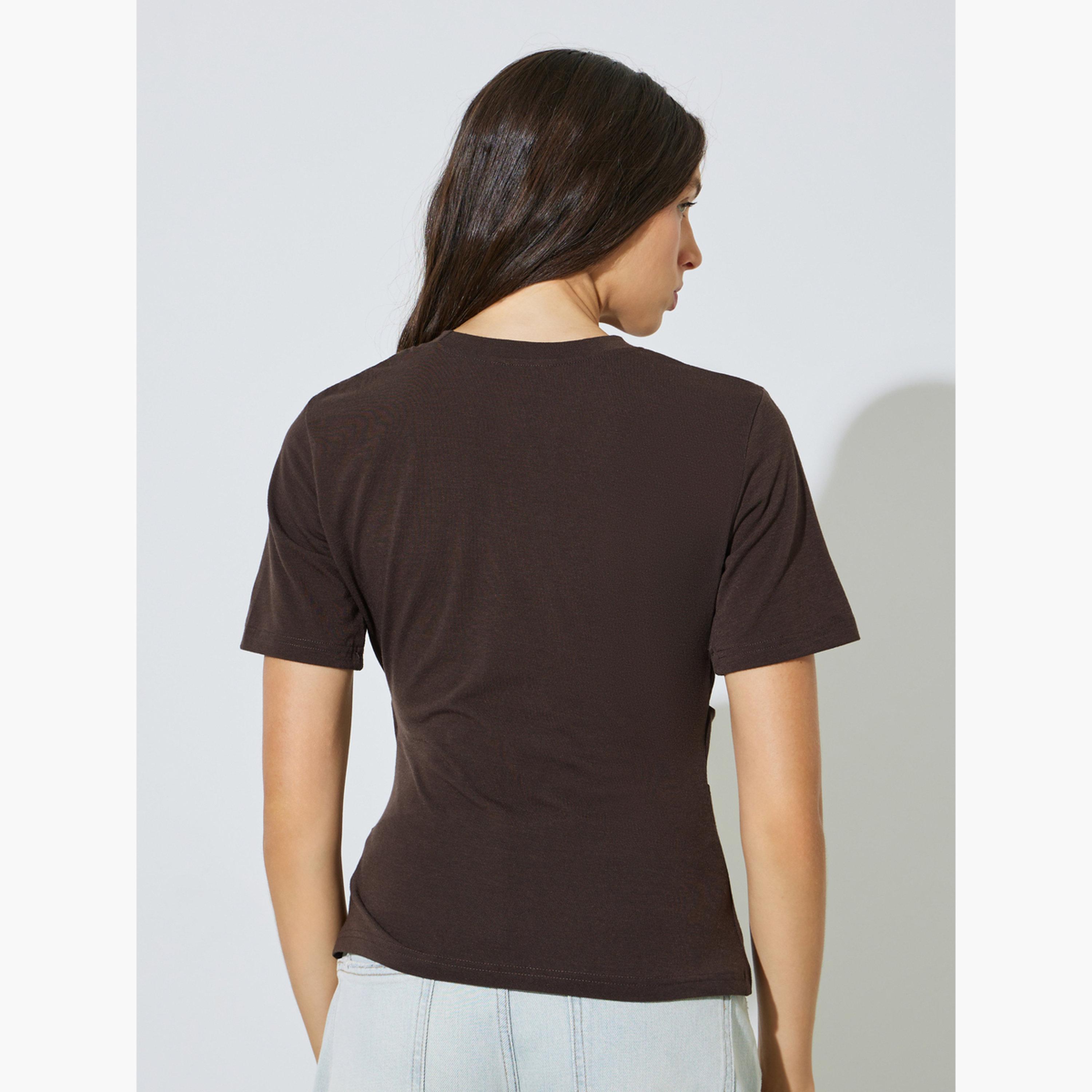 تيشيرت بقصة ضيقة وتفاصيل مزمومة-women-clothing-tshirts-image-4