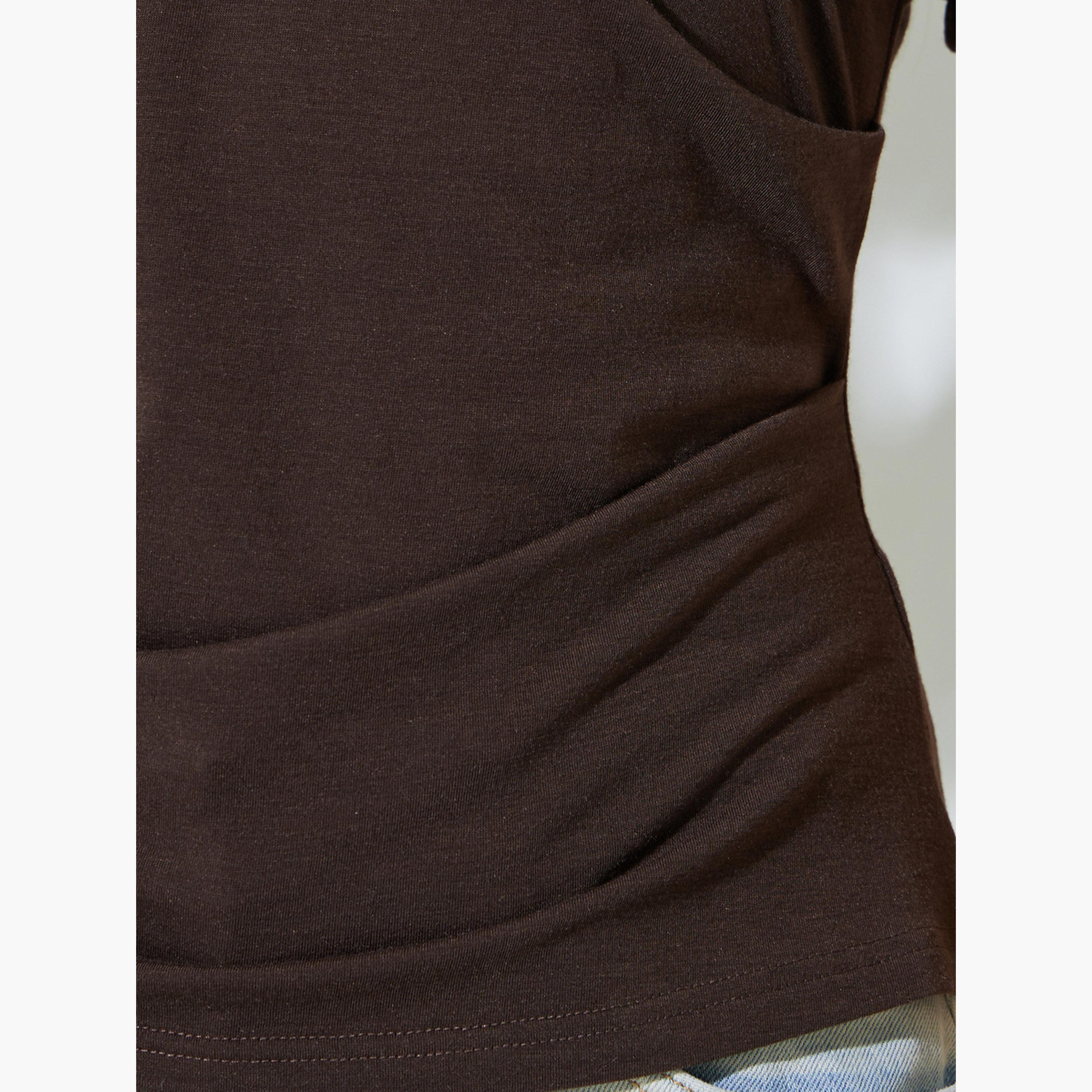 تيشيرت بقصة ضيقة وتفاصيل مزمومة-women-clothing-tshirts-image-5