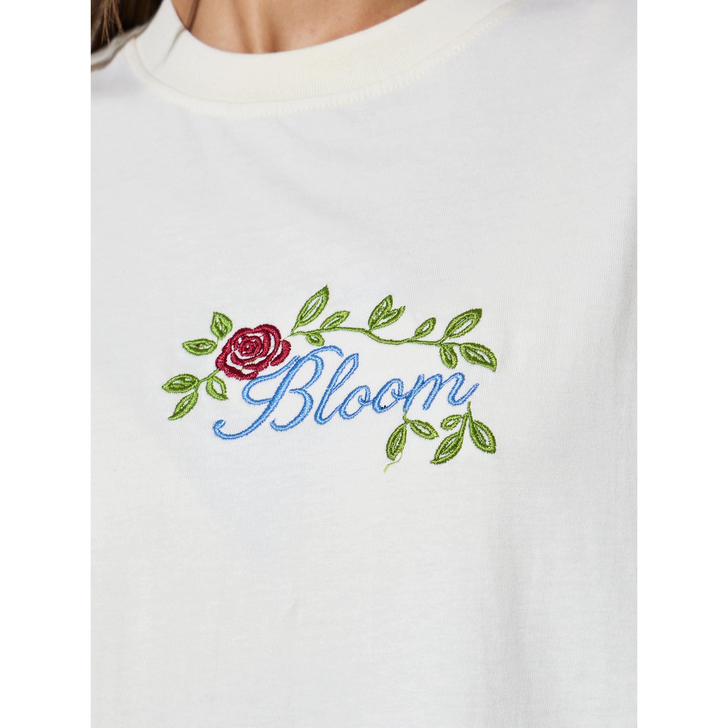 تيشيرت واسع مطرز بالأزهار باللون البيج-women-clothing-tshirts-image-5
