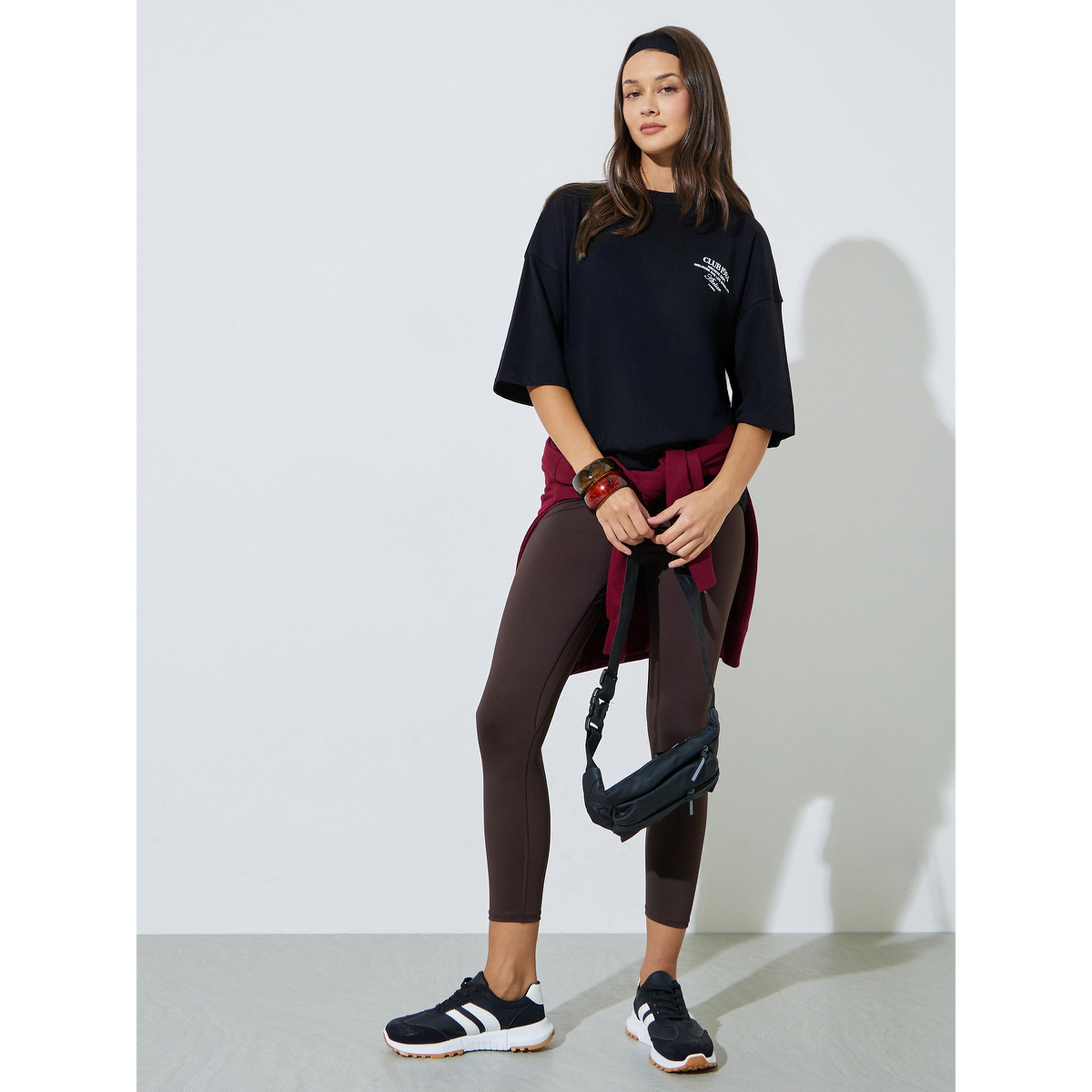 تيشيرت واسع بطبعة شعار باللون الأسود-women-clothing-tshirts-image-2