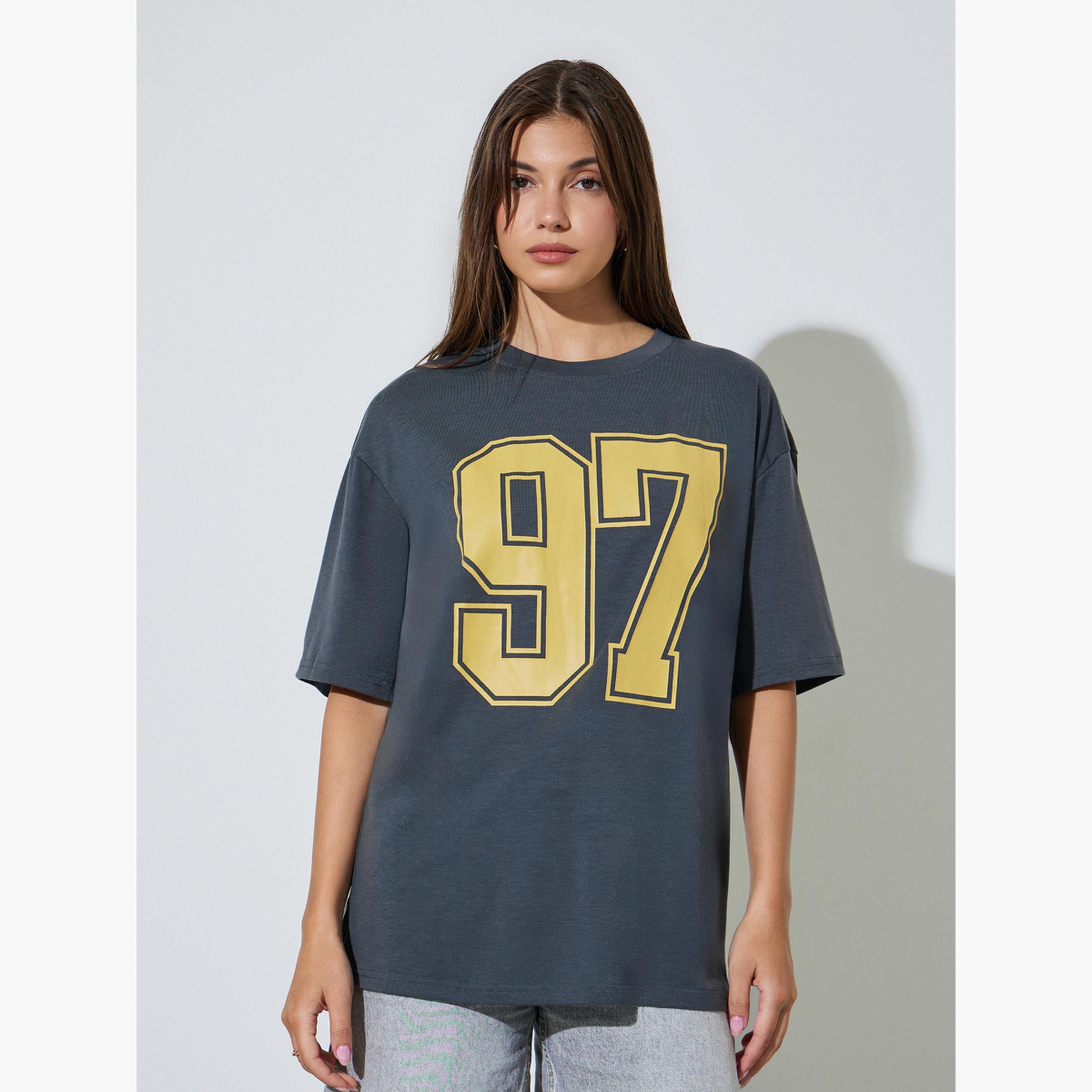 تيشيرت واسع بطبعة غرافيك-women-clothing-tshirts-image-1