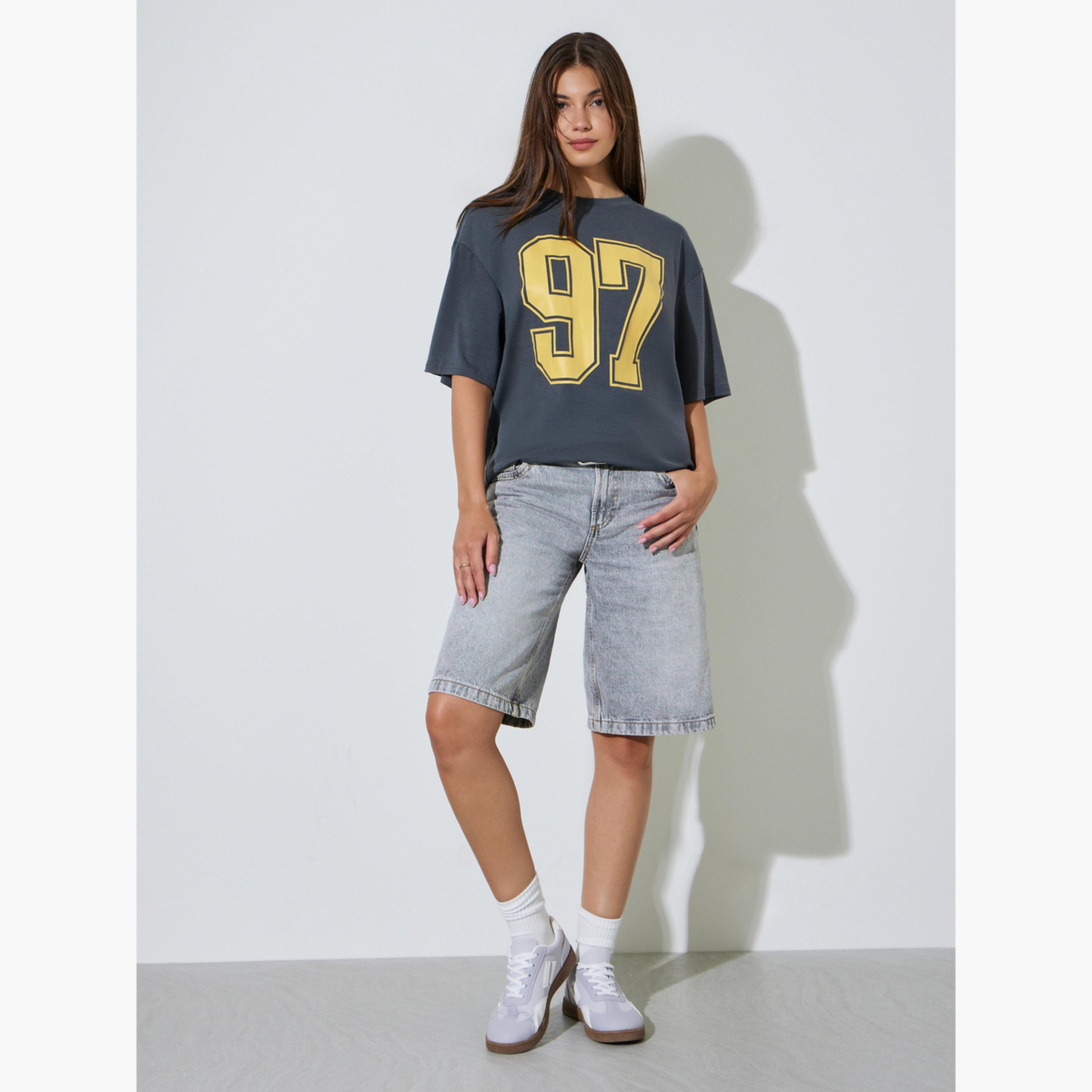 تيشيرت واسع بطبعة غرافيك-women-clothing-tshirts-image-2
