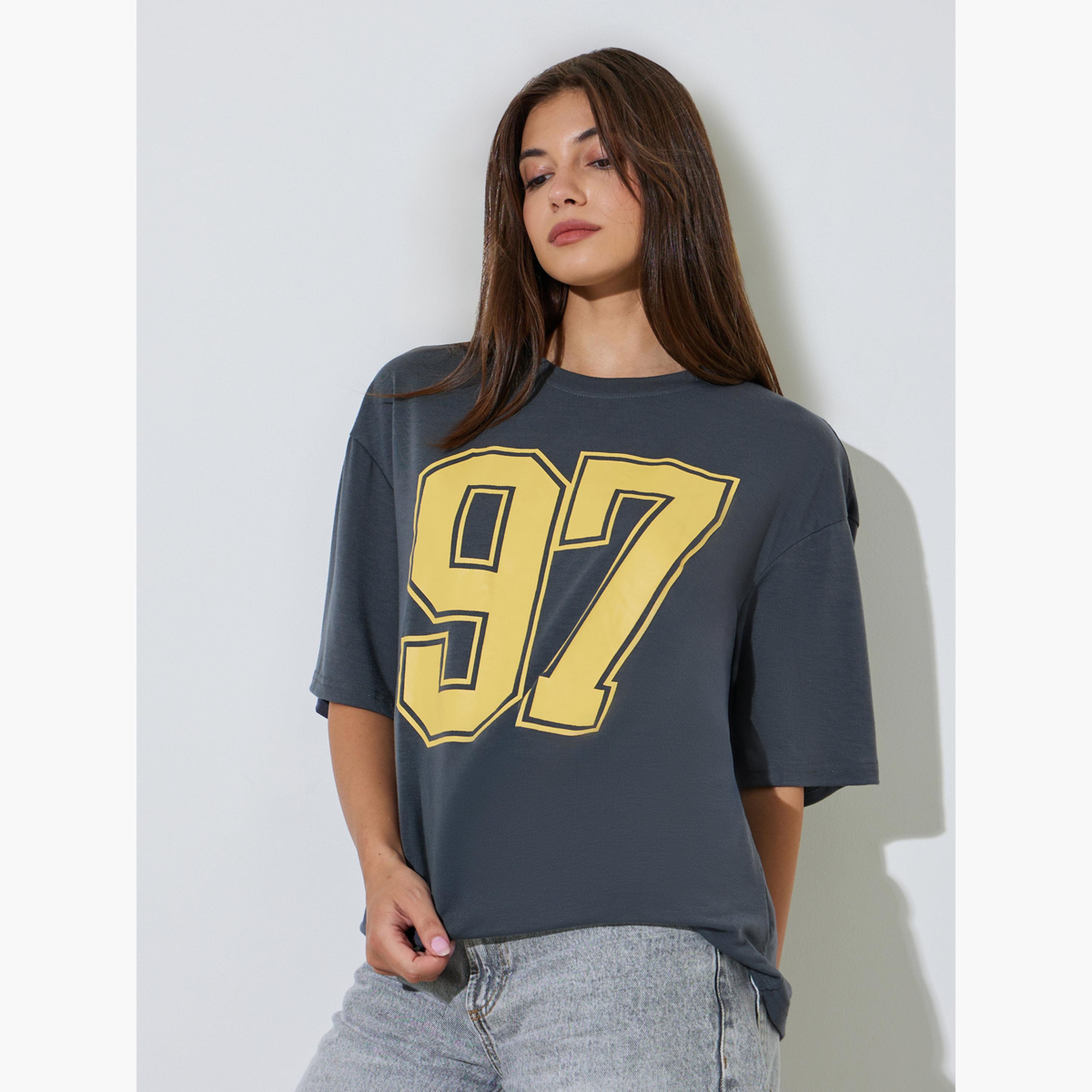 تيشيرت واسع بطبعة غرافيك-women-clothing-tshirts-image-3