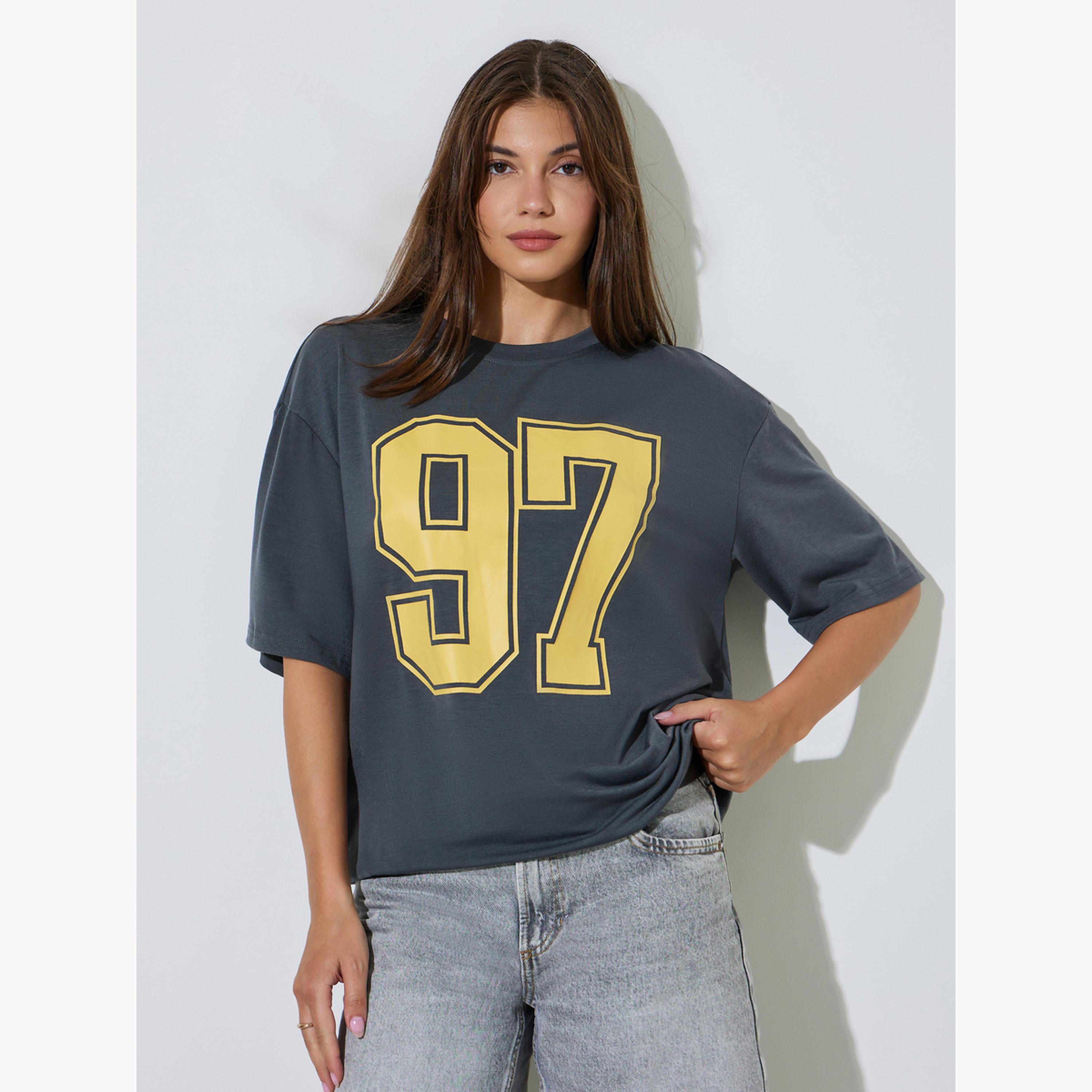 تيشيرت واسع بطبعة غرافيك-women-clothing-tshirts-image-4