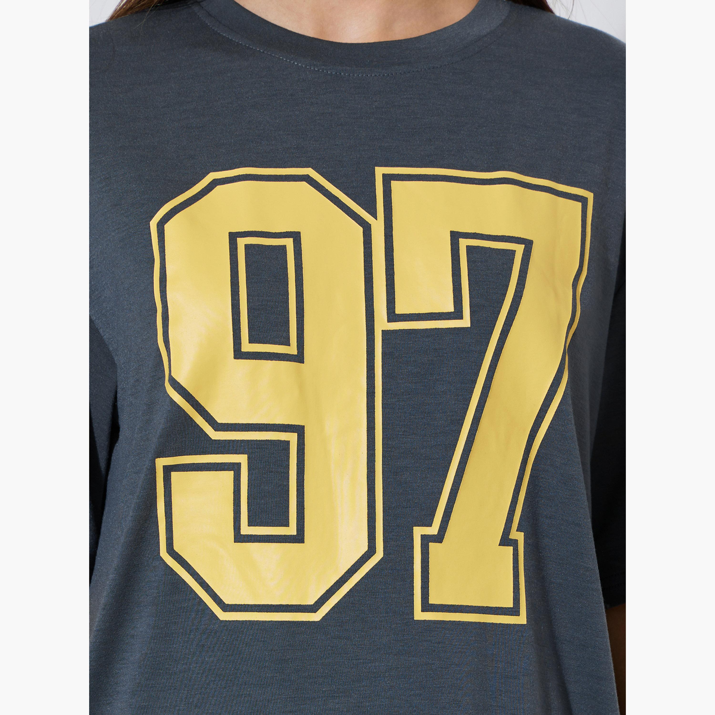 تيشيرت واسع بطبعة غرافيك-women-clothing-tshirts-image-6