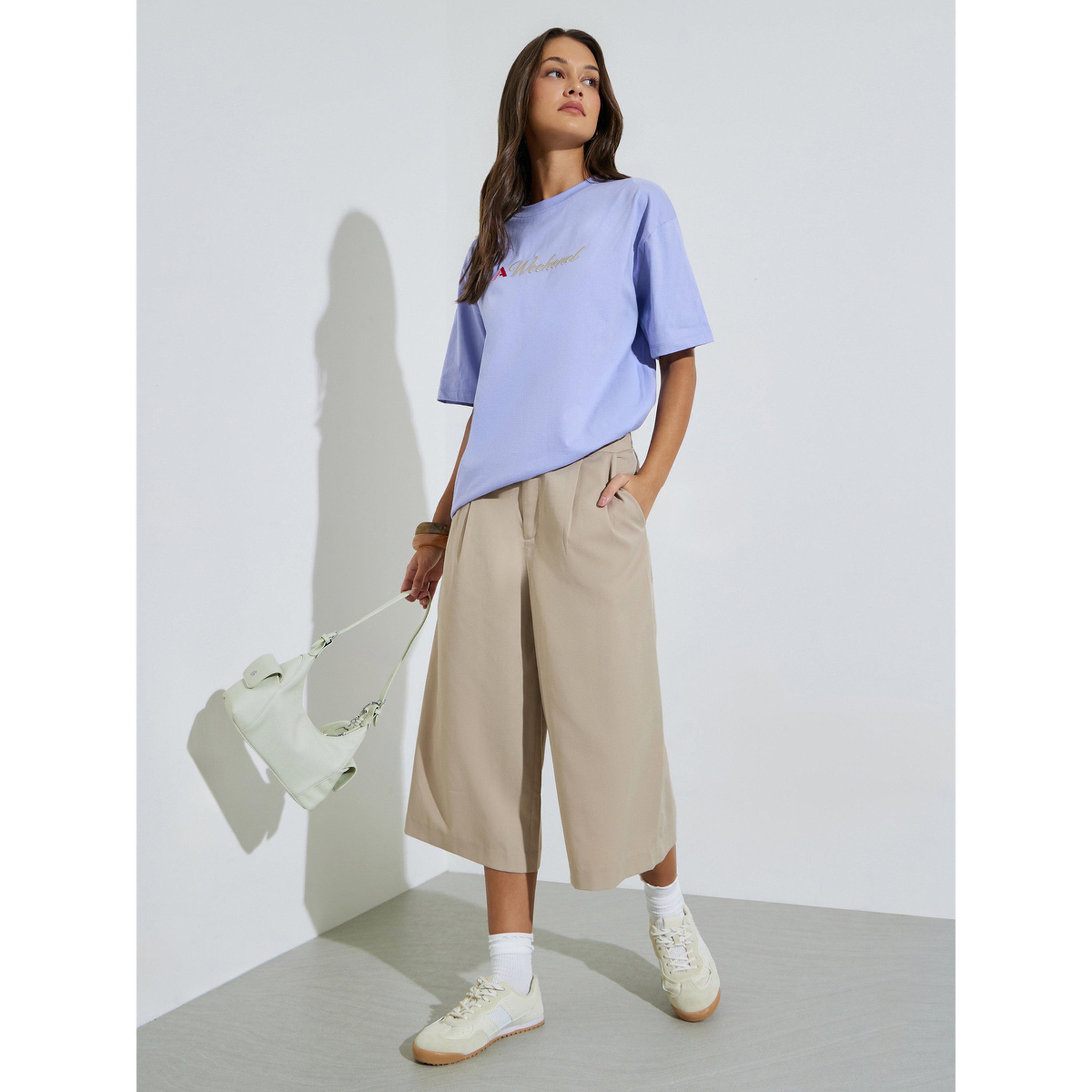 تيشيرت واسع مطرز بشعار باللون الليلكي-women-clothing-tshirts-image-2