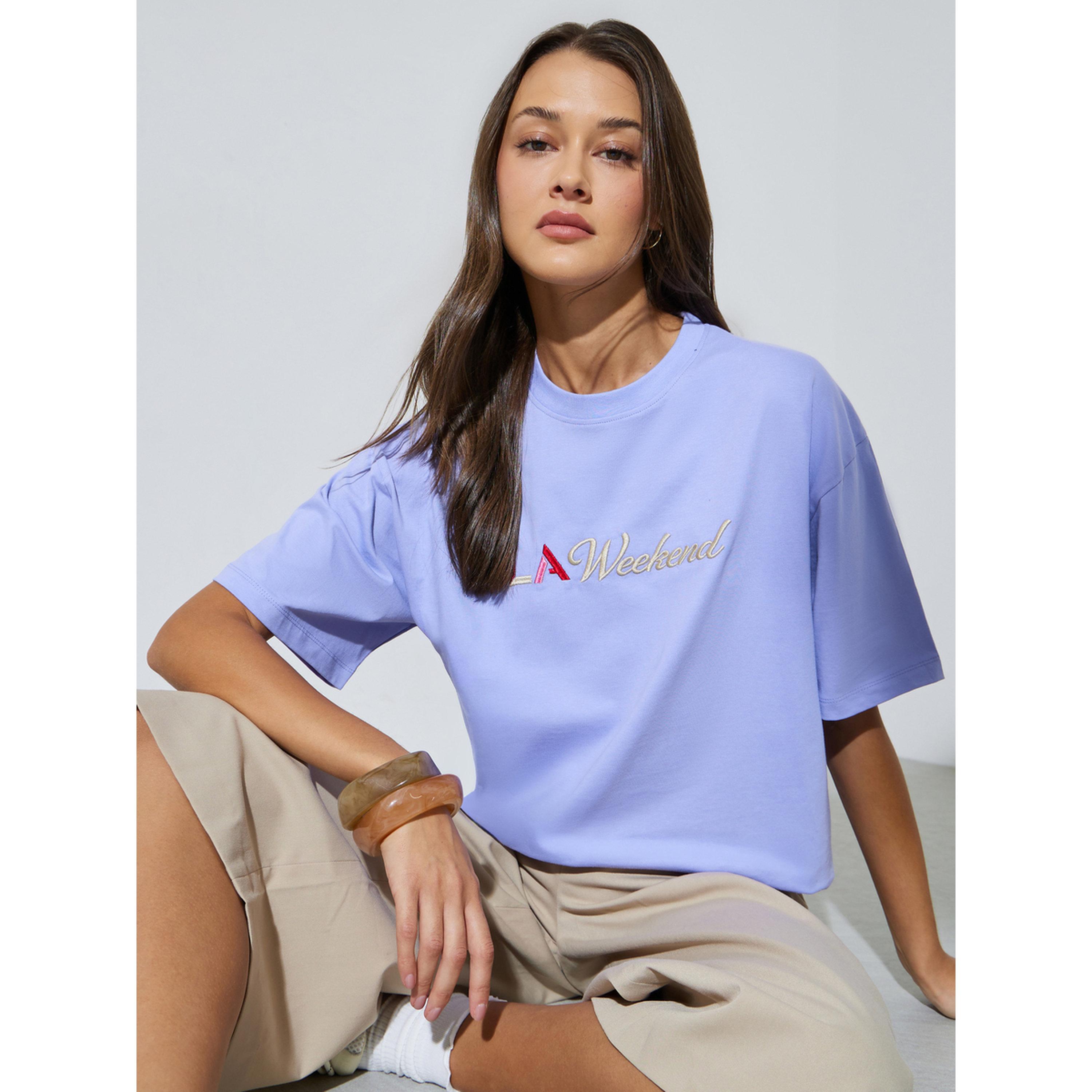 تيشيرت واسع مطرز بشعار باللون الليلكي-women-clothing-tshirts-image-3