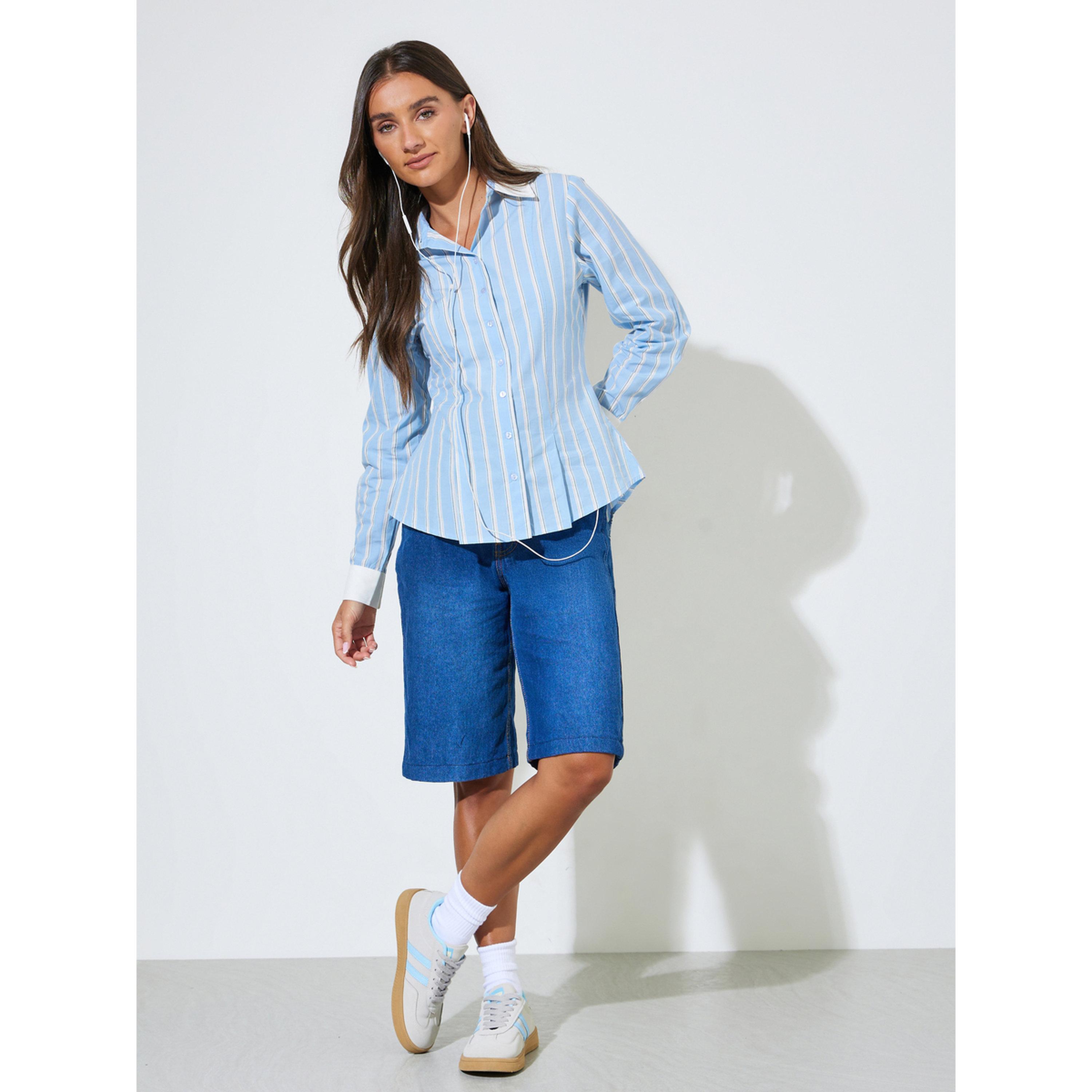 بلوزة ضيقة بتفاصيل بكسرات وحواف متباينة ومخططة باللون الأزرق-women-clothing-shirtsandblouses-shirts-image-2