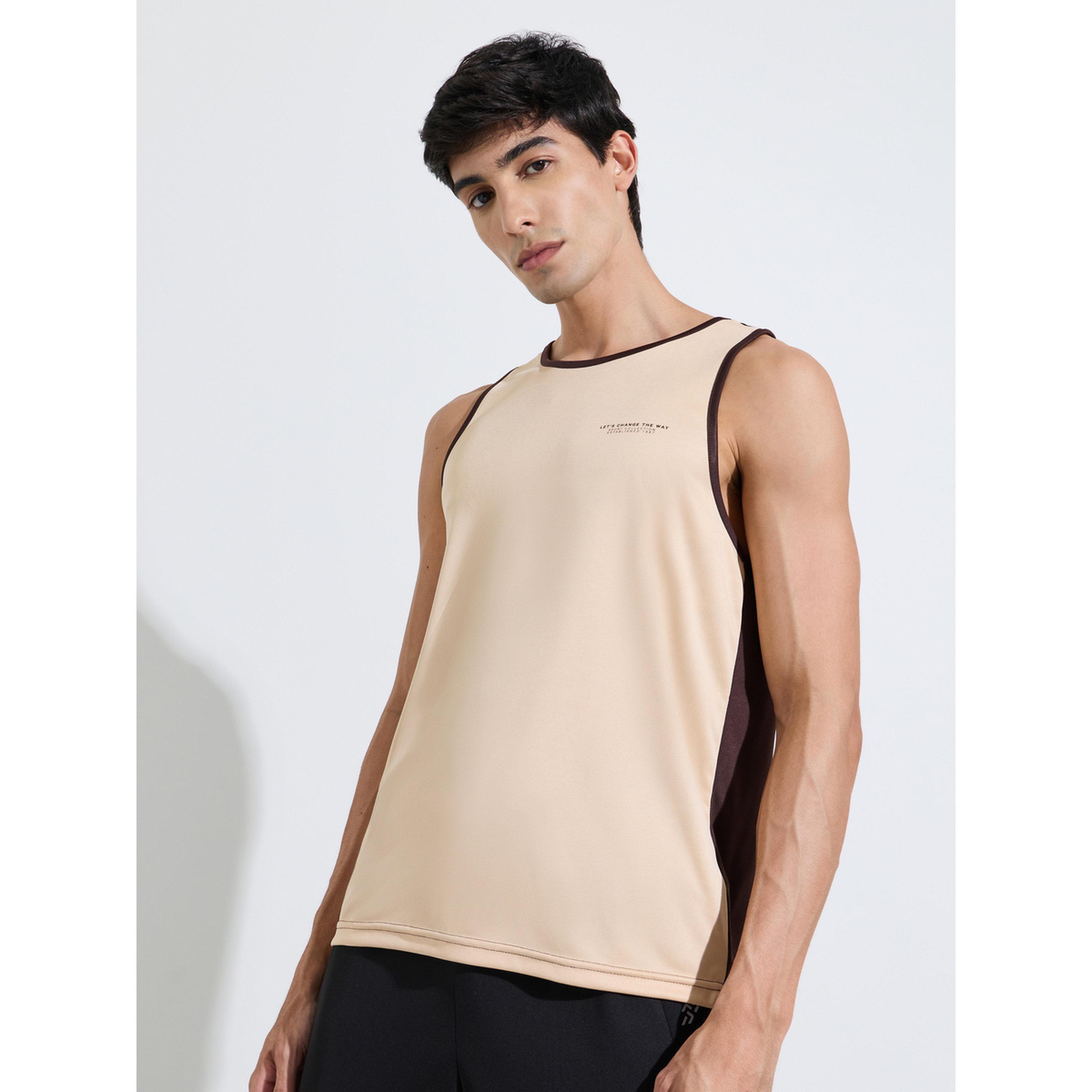 بلوزة بدون أكمام بقصة عادية بنمط كتل الالوان-men-clothing-sportswearandactivewear-tshirtsandpolos-image-1