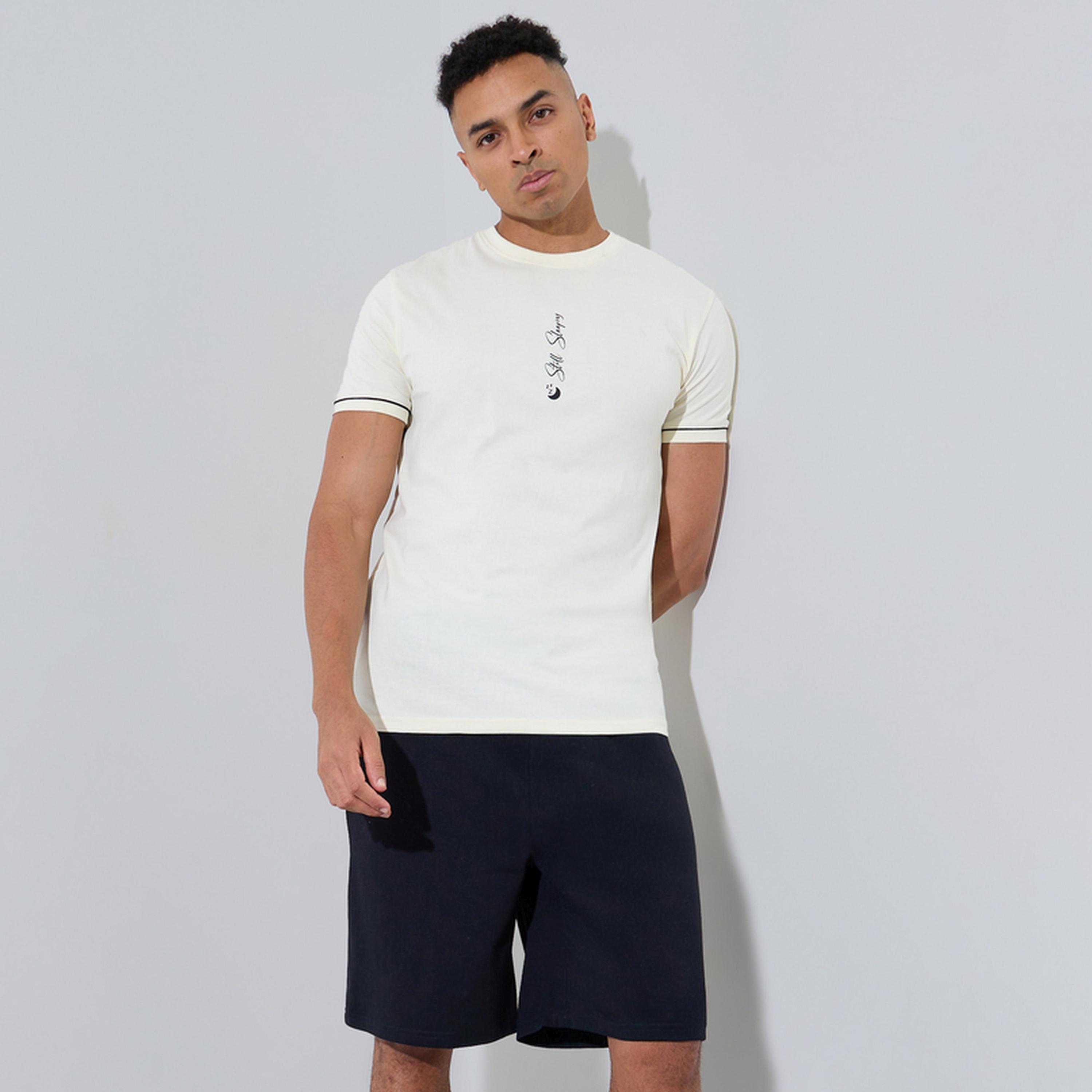 طقم بيجاما من شورت وتيشيرت مطبوع بقصة مريحة-men-clothing-nightwear-sets-image-1