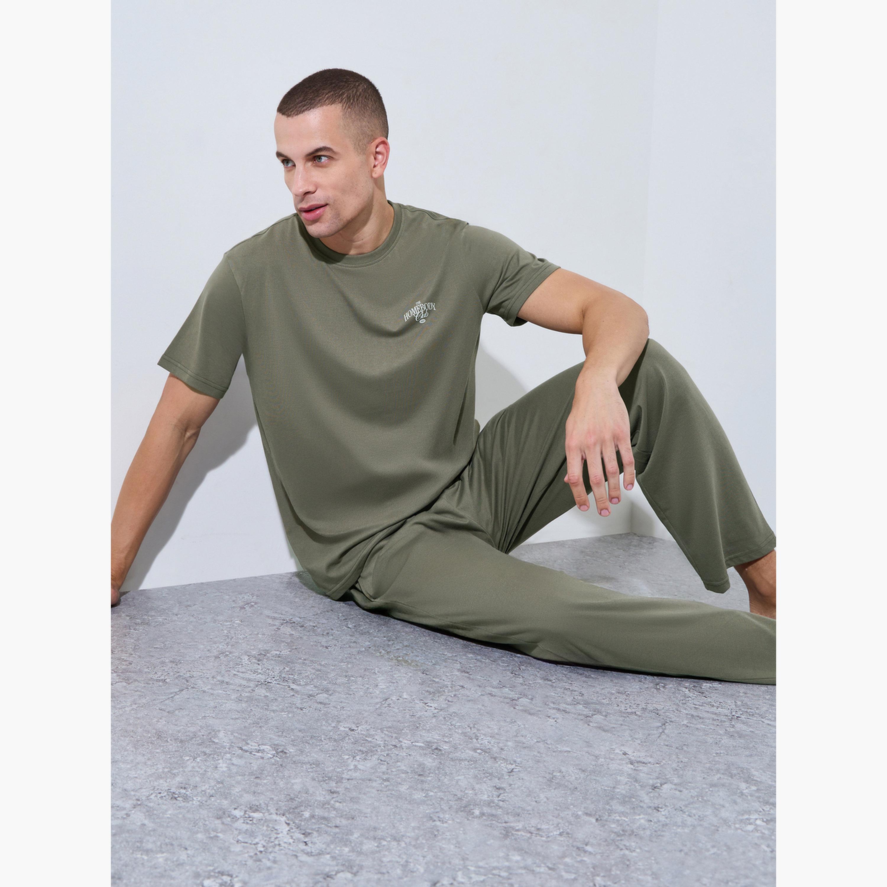 طقم بيجاما بقصة مريحة وطبعات جرافيك للرجال-men-clothing-nightwear-sets-image-2