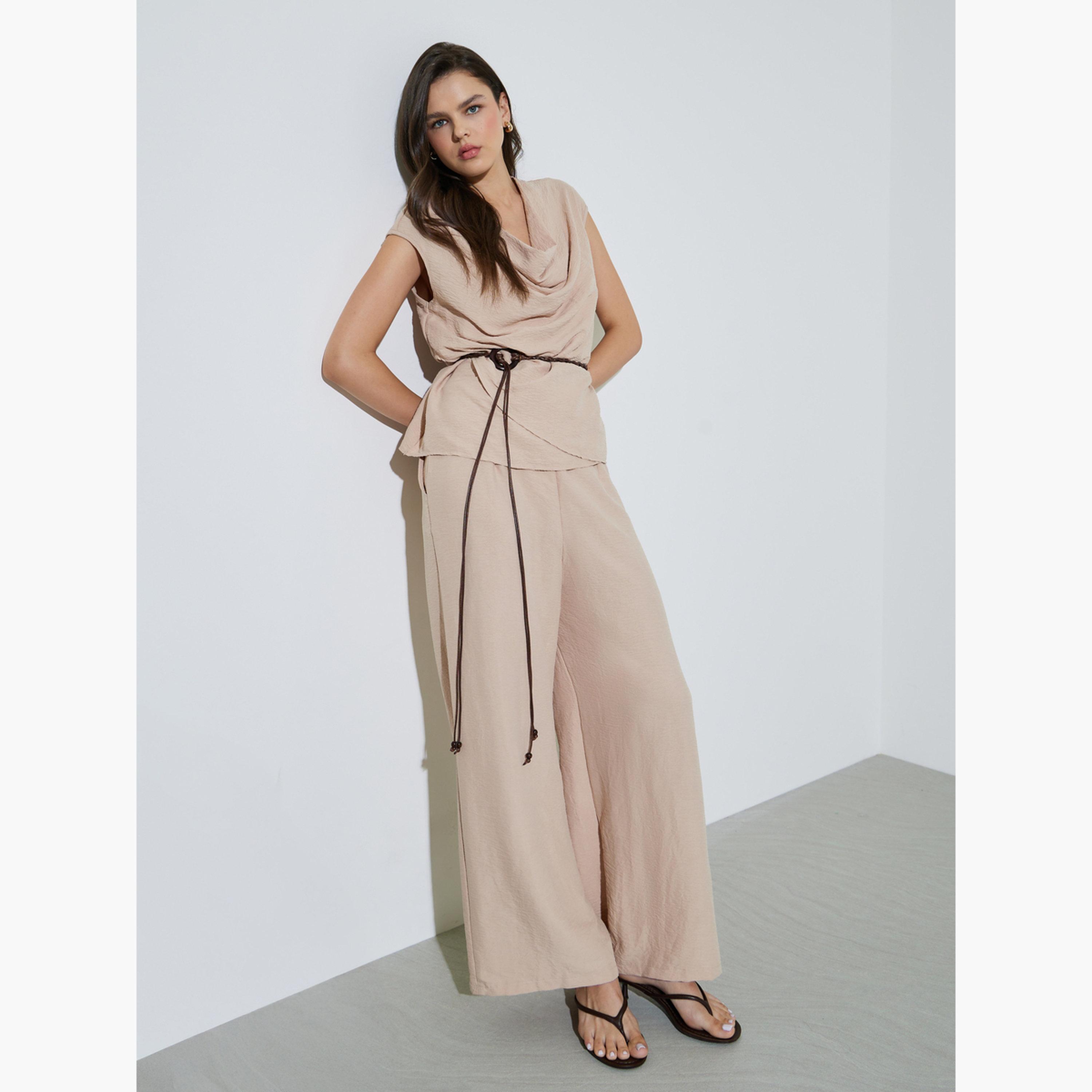 طقم منسق من بنطال وبلوزة بياقة منسدلة وحزام برباط شد-women-clothing-coordsets-image-1