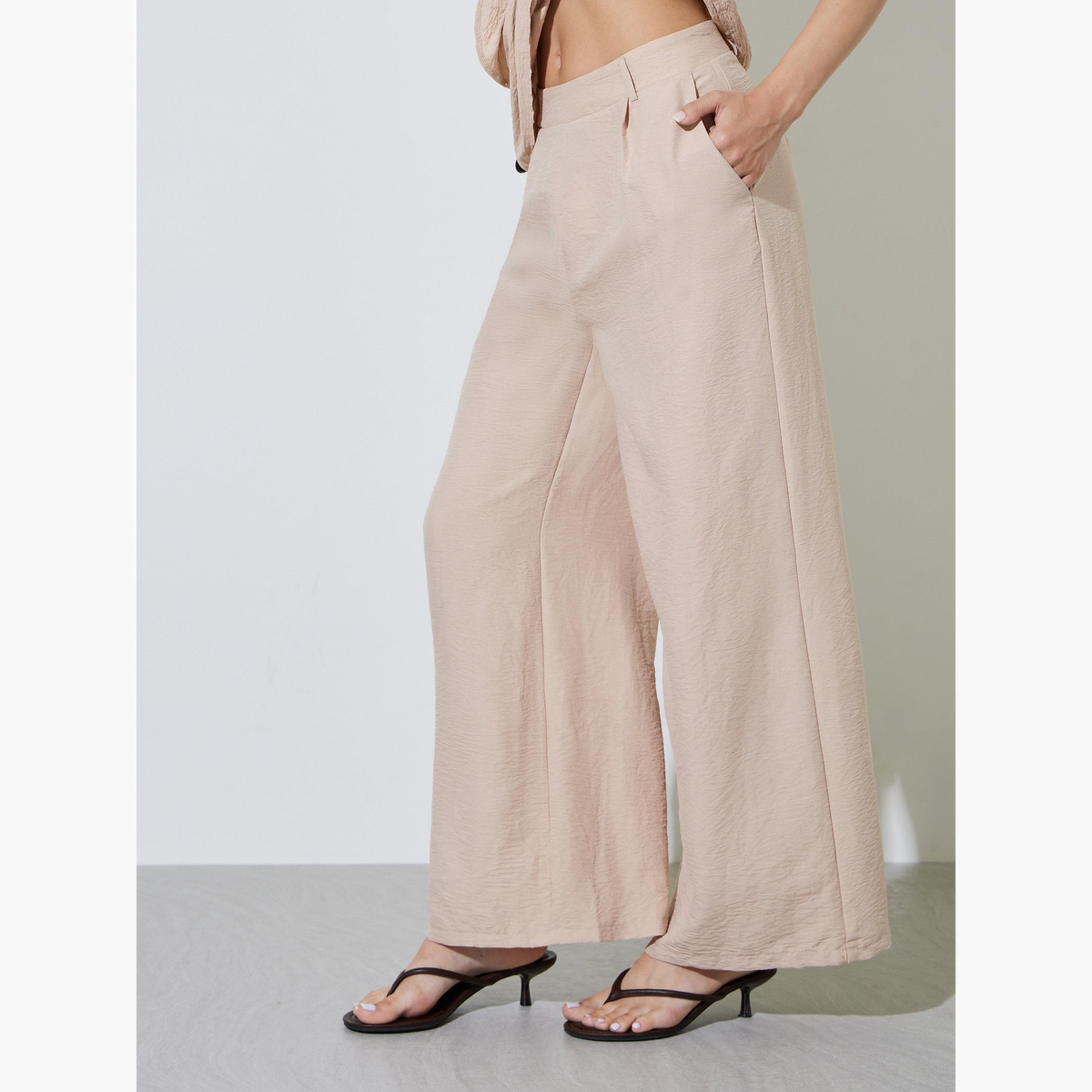 طقم منسق من بنطال وبلوزة بياقة منسدلة وحزام برباط شد-women-clothing-coordsets-image-4