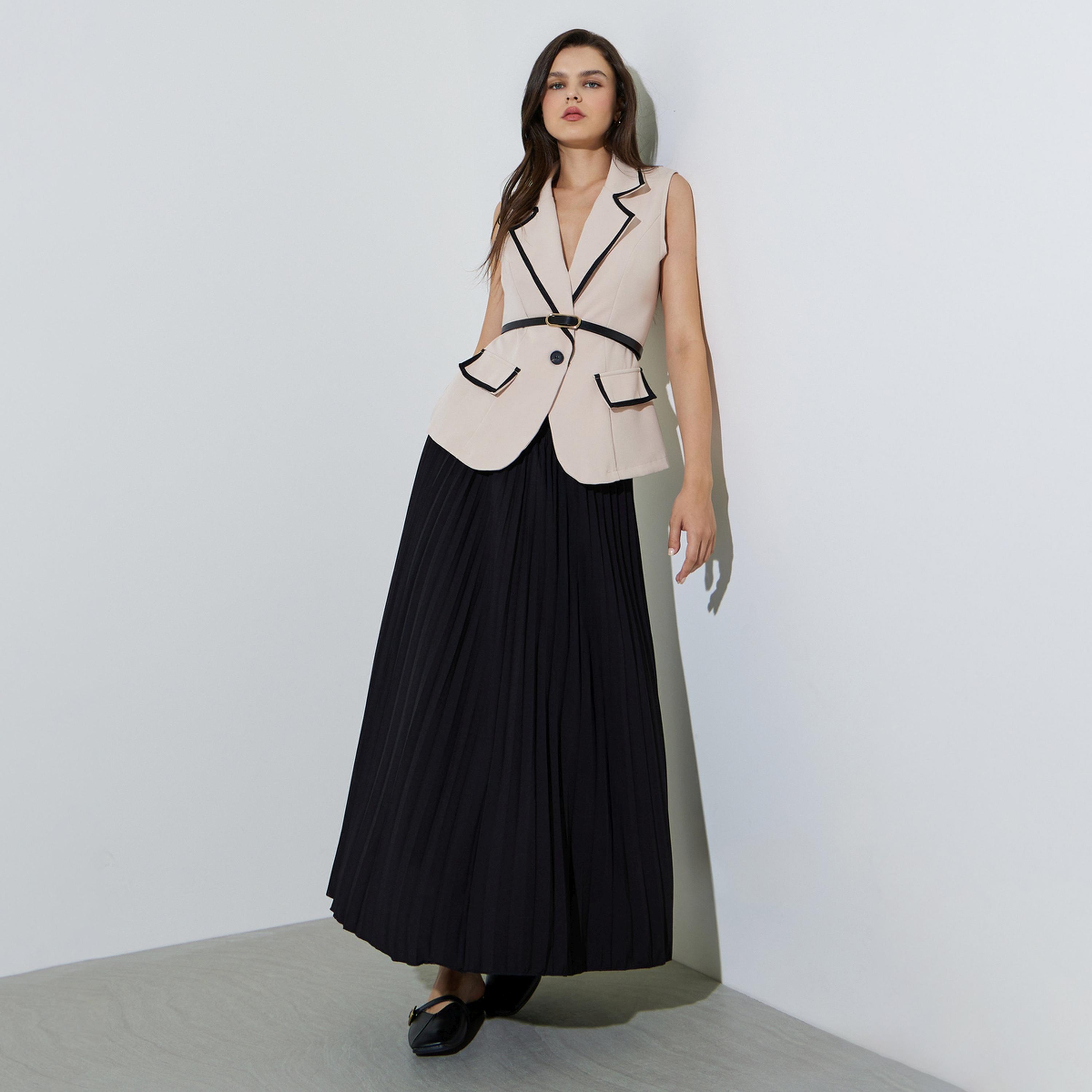 طقم منسق من تنورة بكسرات وبليزر بحزام وياقة طية صدر بشق-women-clothing-coordsets-image-1