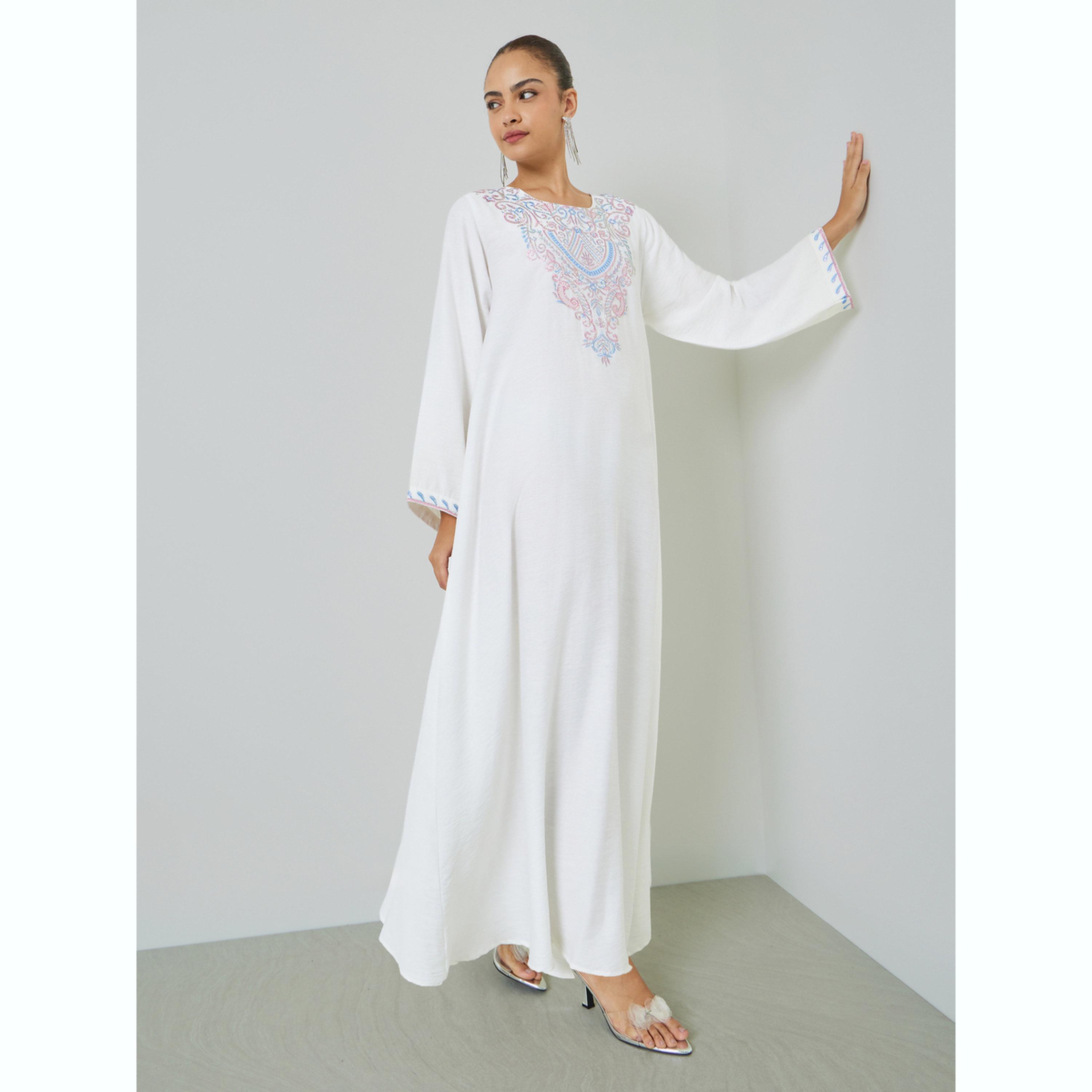 جلابية بيضاء بتفاصيل مُطرّزة على القبة وتزيينات-women-arabicclothing-jalabiyas-image-1