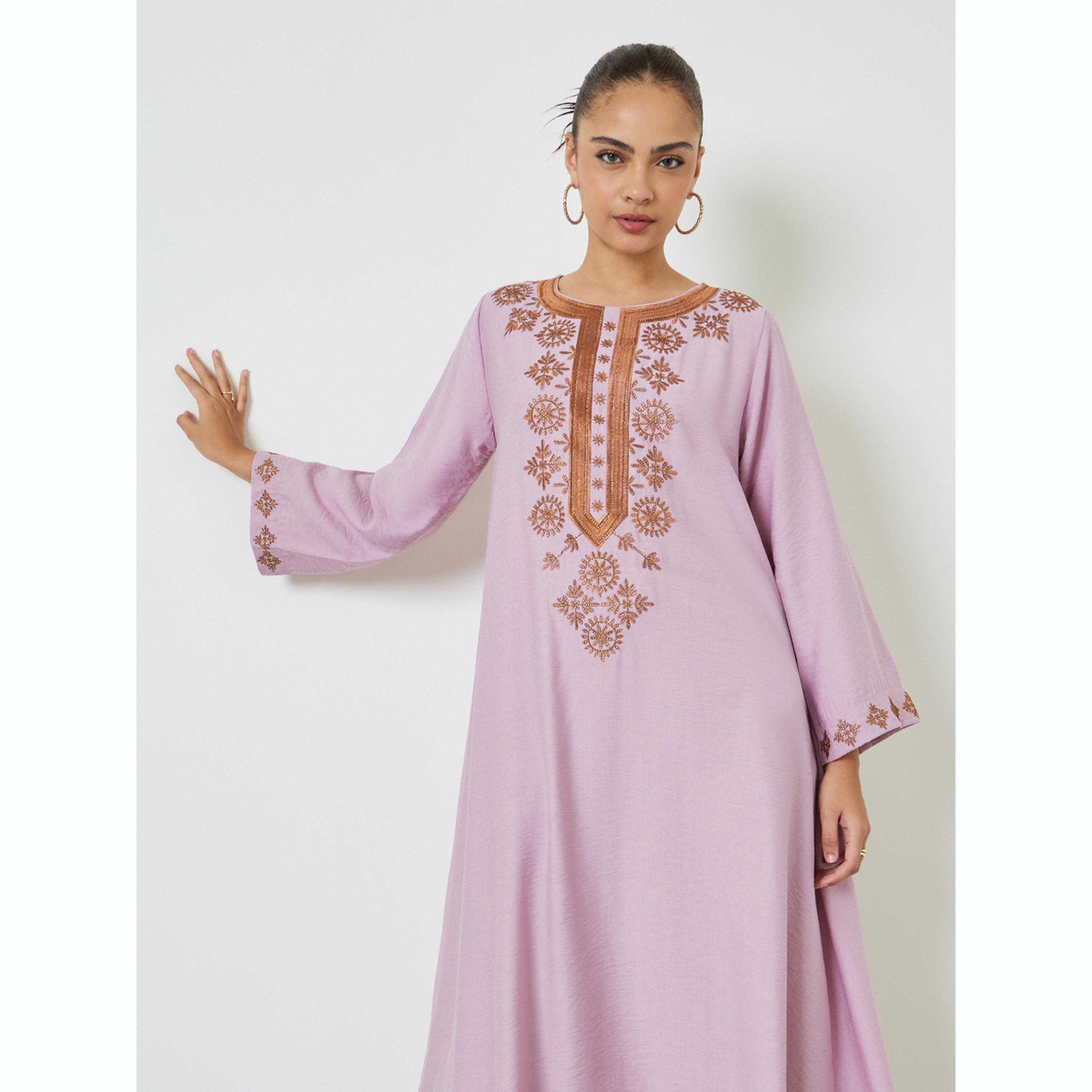 جلابية طويلة بتفاصيل مُطرّزة ومنمقة-women-arabicclothing-jalabiyas-image-2