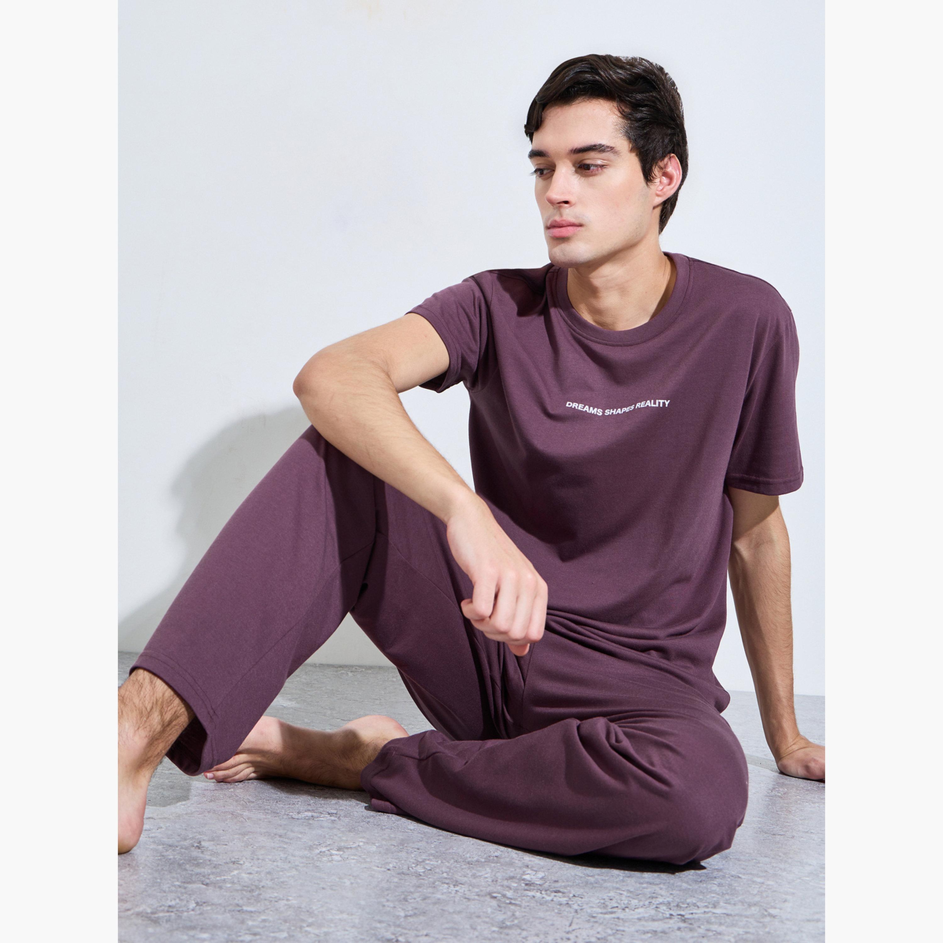 طقم بيجاما من بنطال سادة وبلوزة بطبعات كتابة للرجال-men-clothing-nightwear-sets-image-2