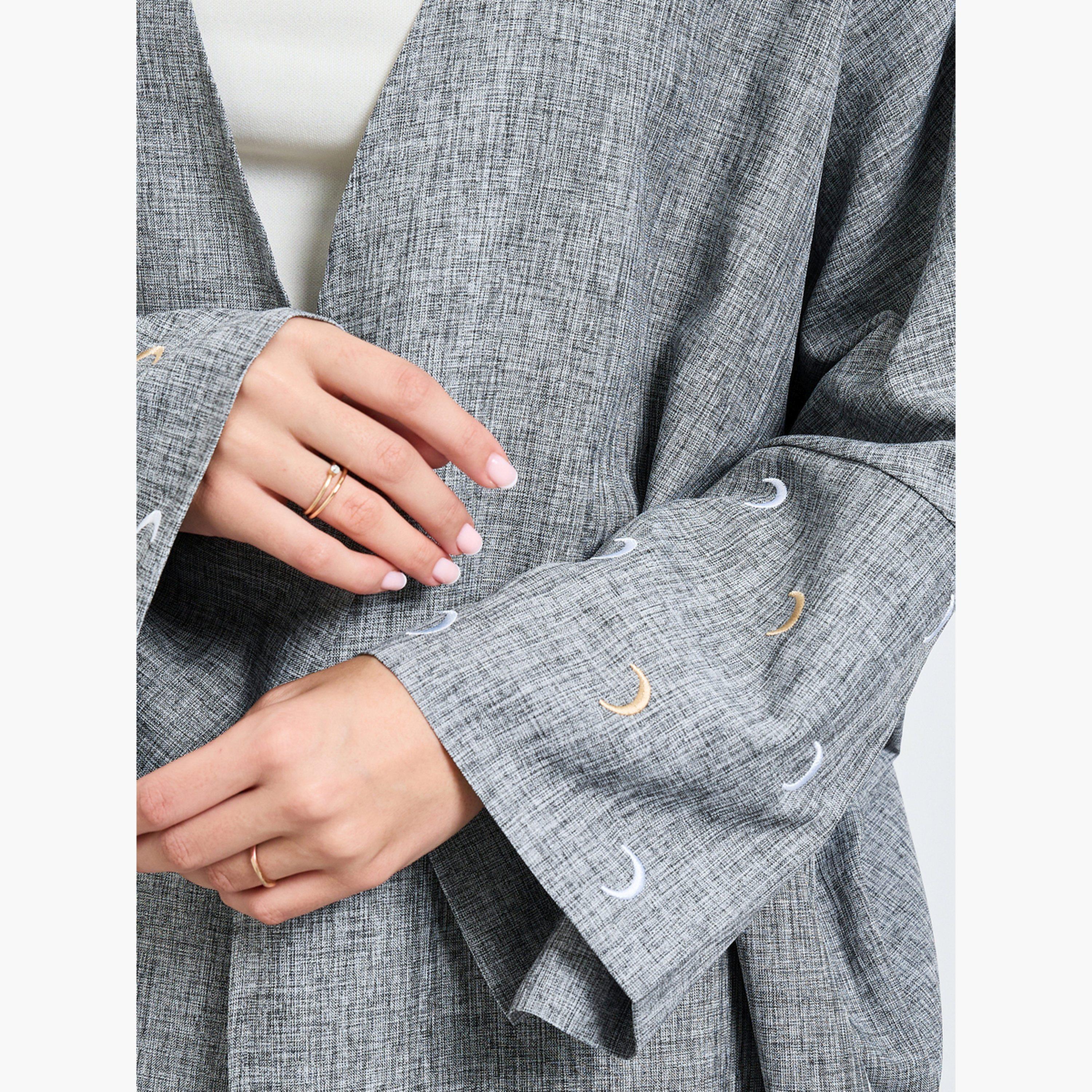 عباية رمادي مفتوحة من الأمام بأكمام مطرزة عند الأساور-women-arabicclothing-abayas-image-5